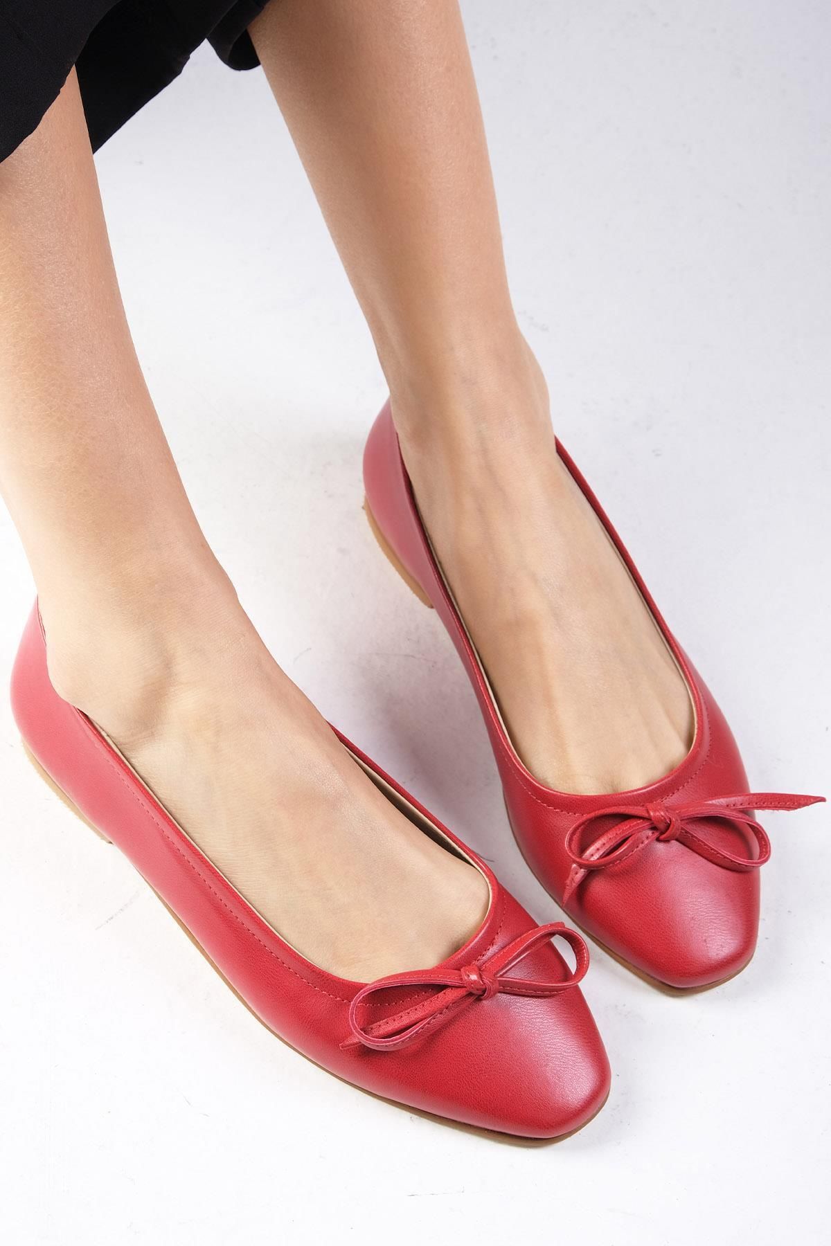 Mio Gusto Nelly Kırmızı Renk Fiyonk Aksesuarlı Küt Burunlu Kadın Babet Ayakkabı