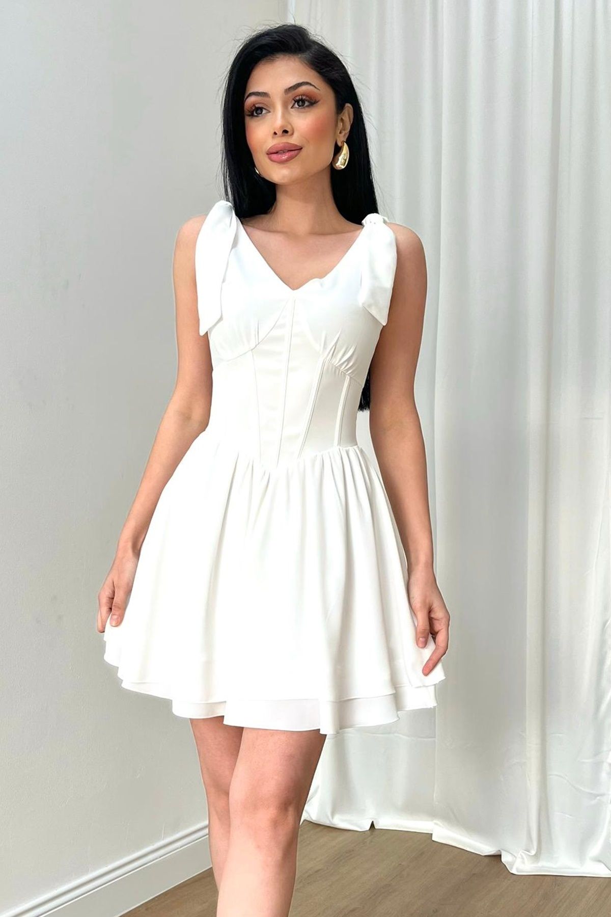 lovebox Kadın Atlas Kumaş V Dekolte Tasarım Eteği Katlı Omuzdan Bağlamalı Beyaz Mini Abiye Elbise 160