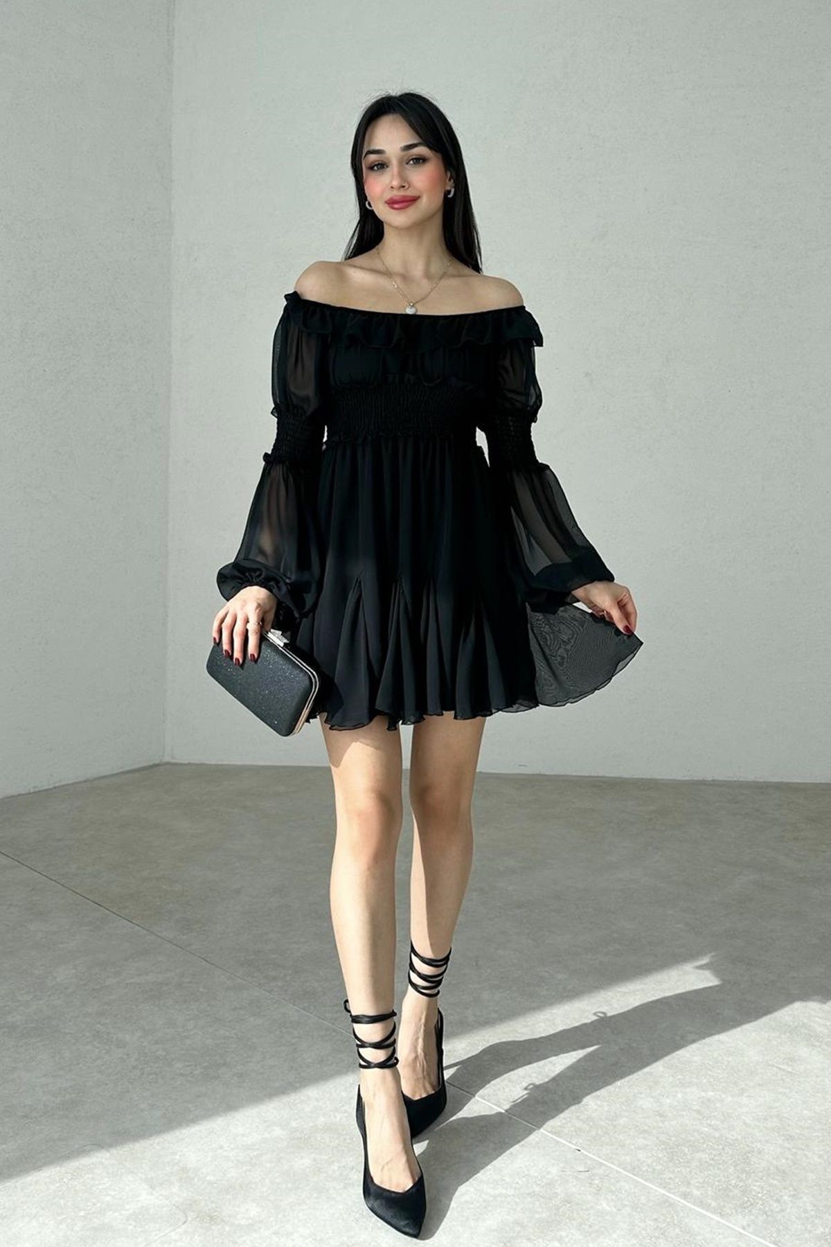 lovebox Kadın Şifon Kumaş Gipe Tasarımlı Straplez Yaka Uzun Kollu Mini Siyah Abiye Elbise 080