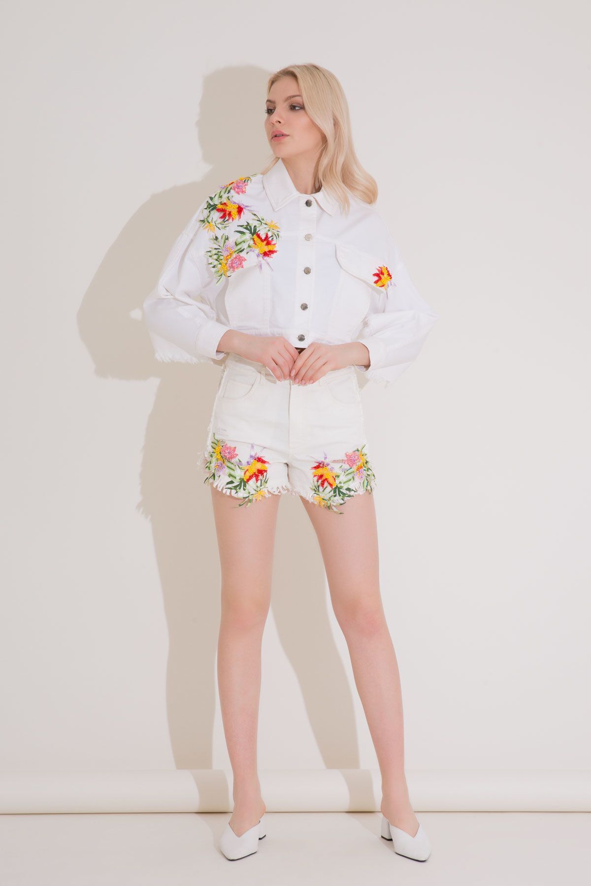 GIZIA Çiçek Nakış Detaylı Beyaz Mini Jean Şort