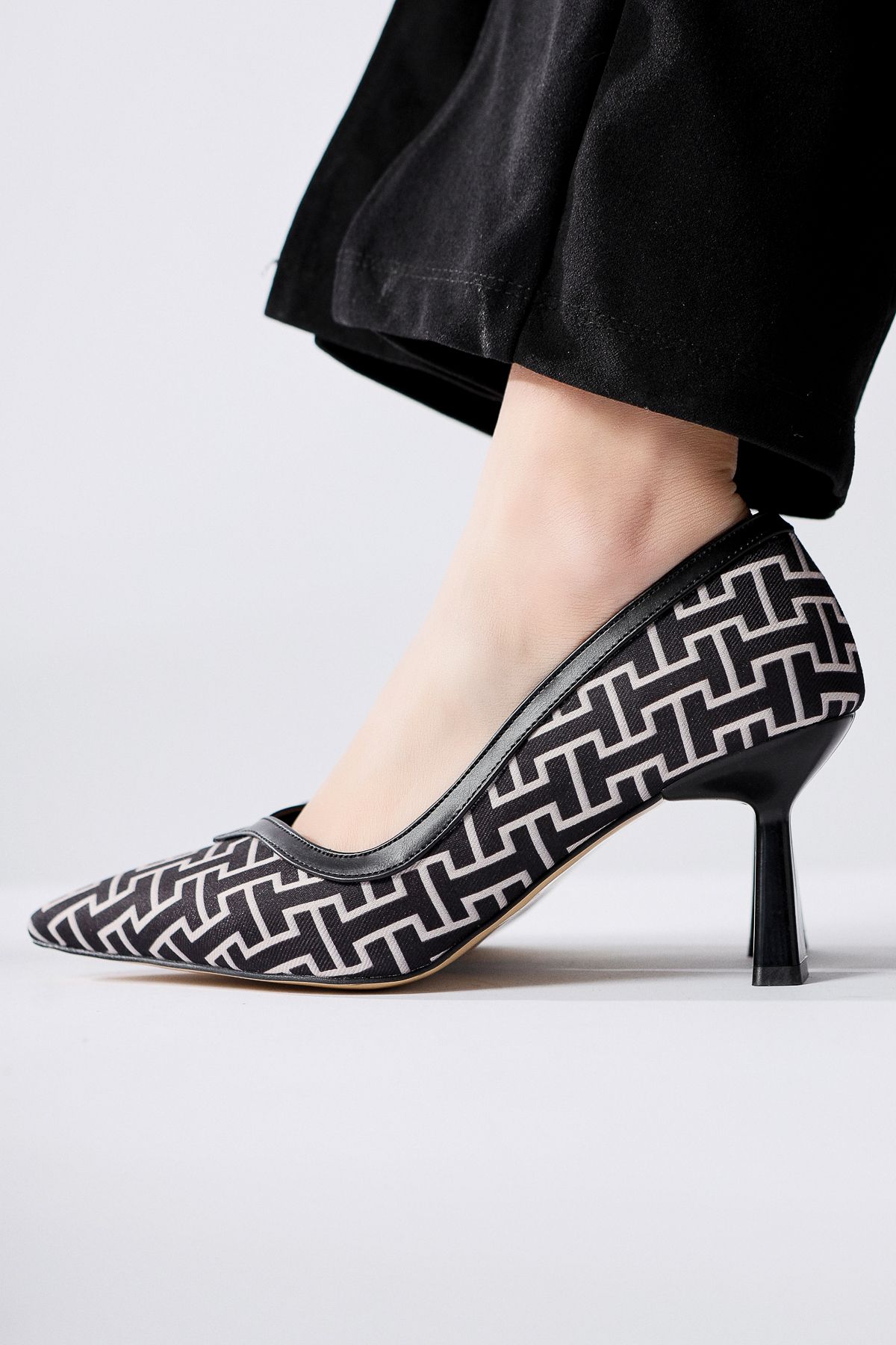 Limoya Lottis Siyah Geometrik Desenli Siviri Burunlu Topuklu Ayakkabı
