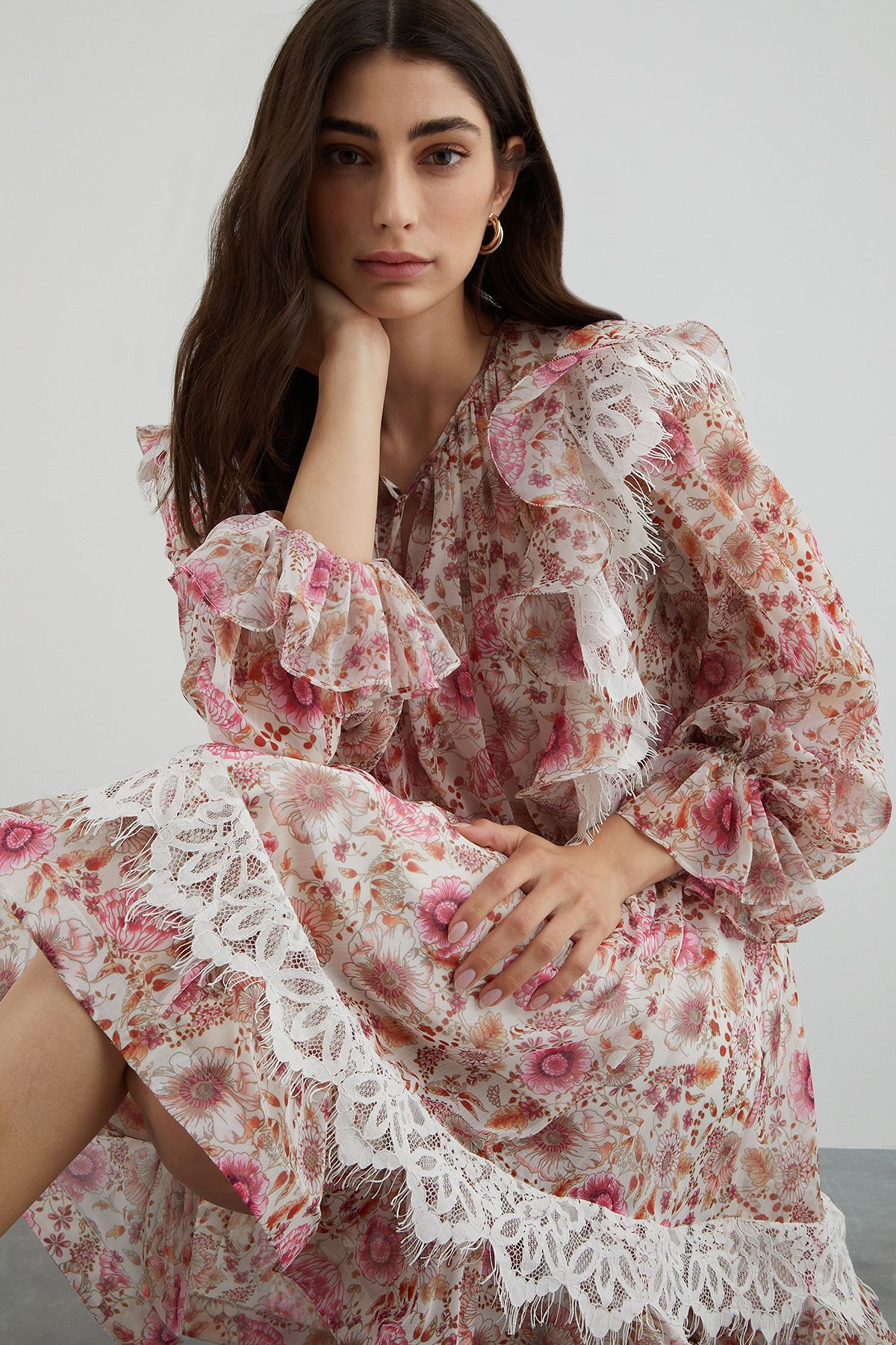 GIZIA Dantel Detay Yakadan Püskül Bağcıklı Çiçekli Şifon Elbise