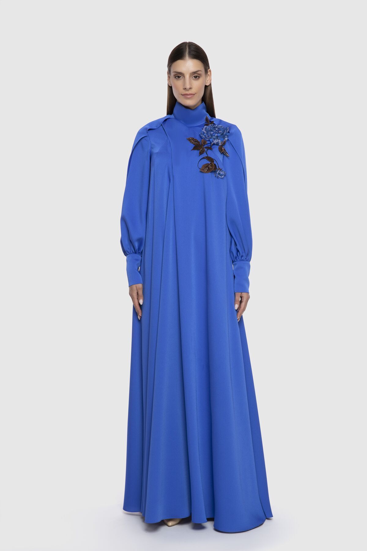 GIZIA Çiçek Aplikeli Dökümlü Uzun Mavi Elbise