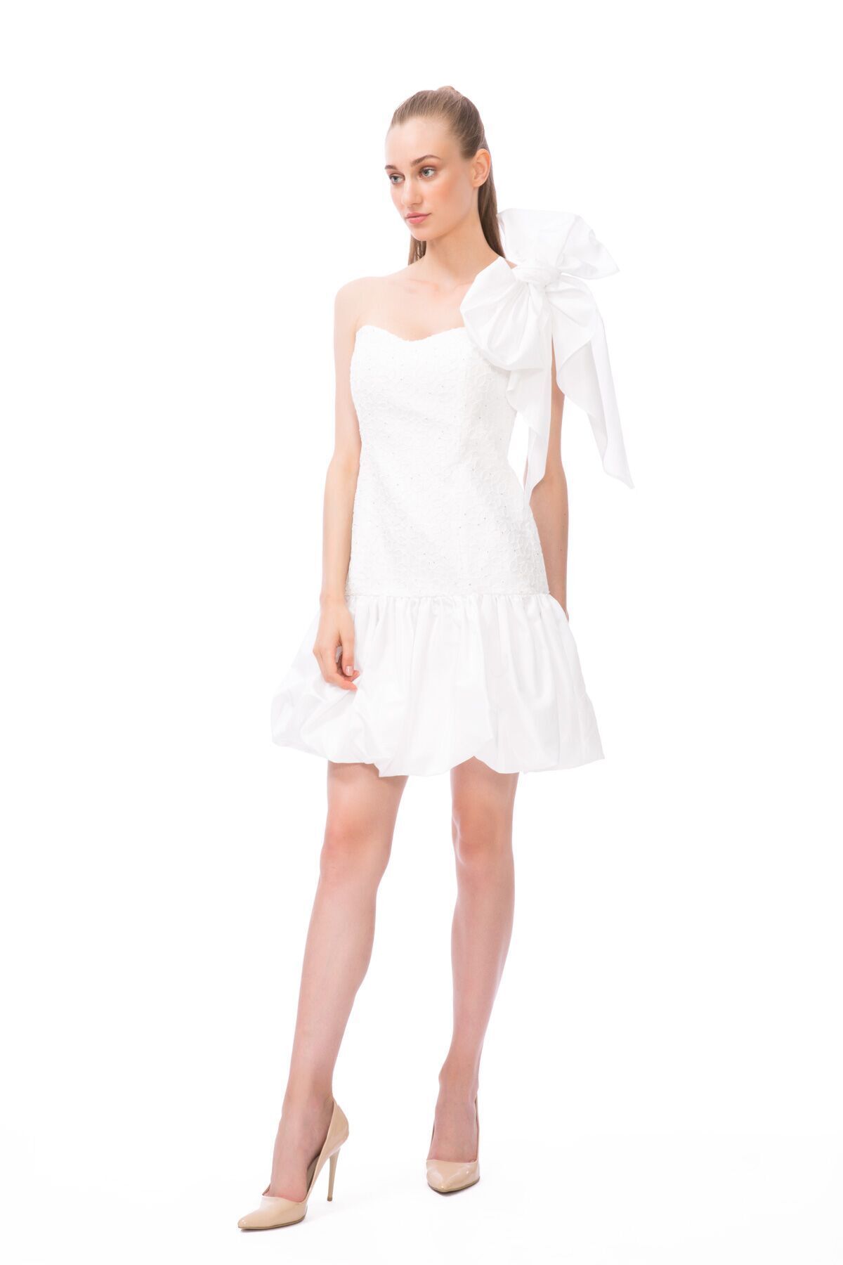 Kiwe Tek Omuz Fiyonklu Balon Etekli Dantelli Beyaz Mini Elbise