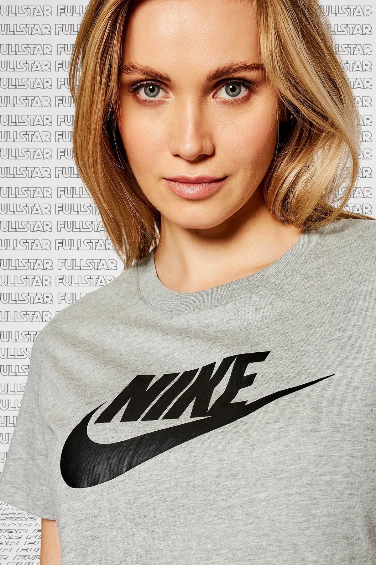 Nike Sportswear Tee Essential icon Futura Gray Baskılı Kadın Tişört Gri