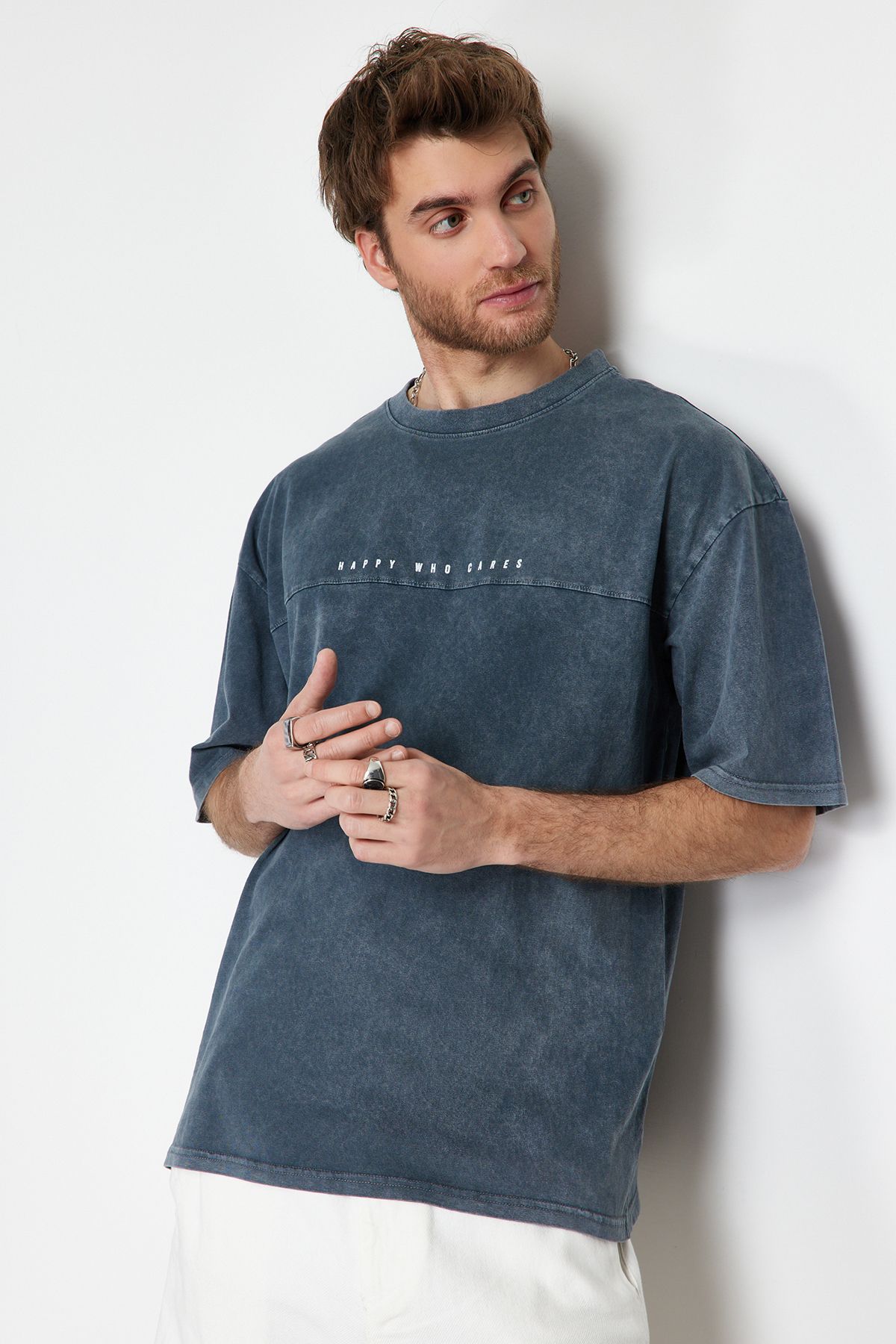 TRENDYOL MAN Antrasit   Oversize/Geniş Kesim Soluk Efektli Yazı Baskılı %100 Pamuk T-Shirt TMNSS23TS00174