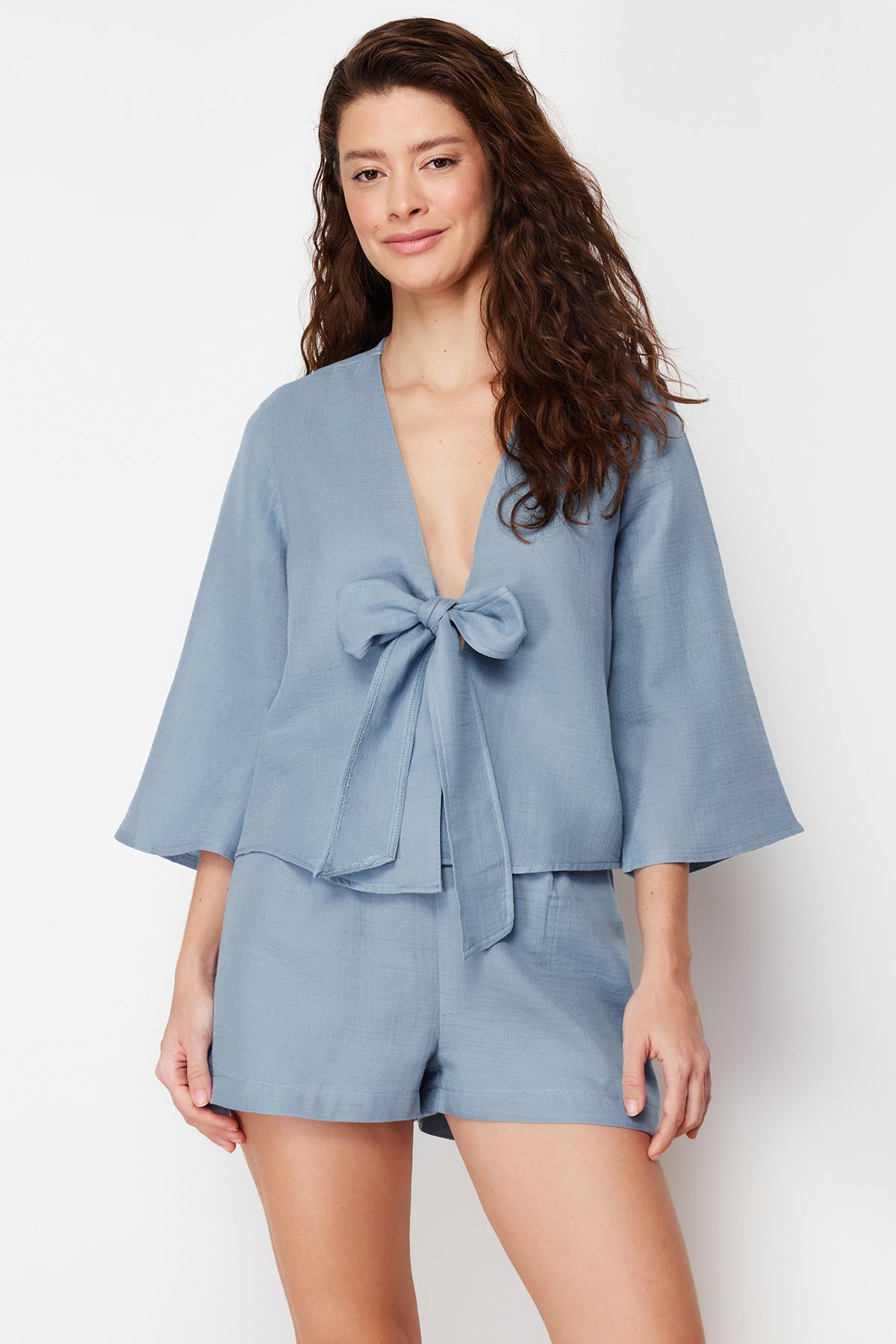 TRENDYOLMİLLA Premium Mavi 100% Pamuk Bağlama Detaylı Müslin Dokuma Pijama Takımı THMSS24PT00077