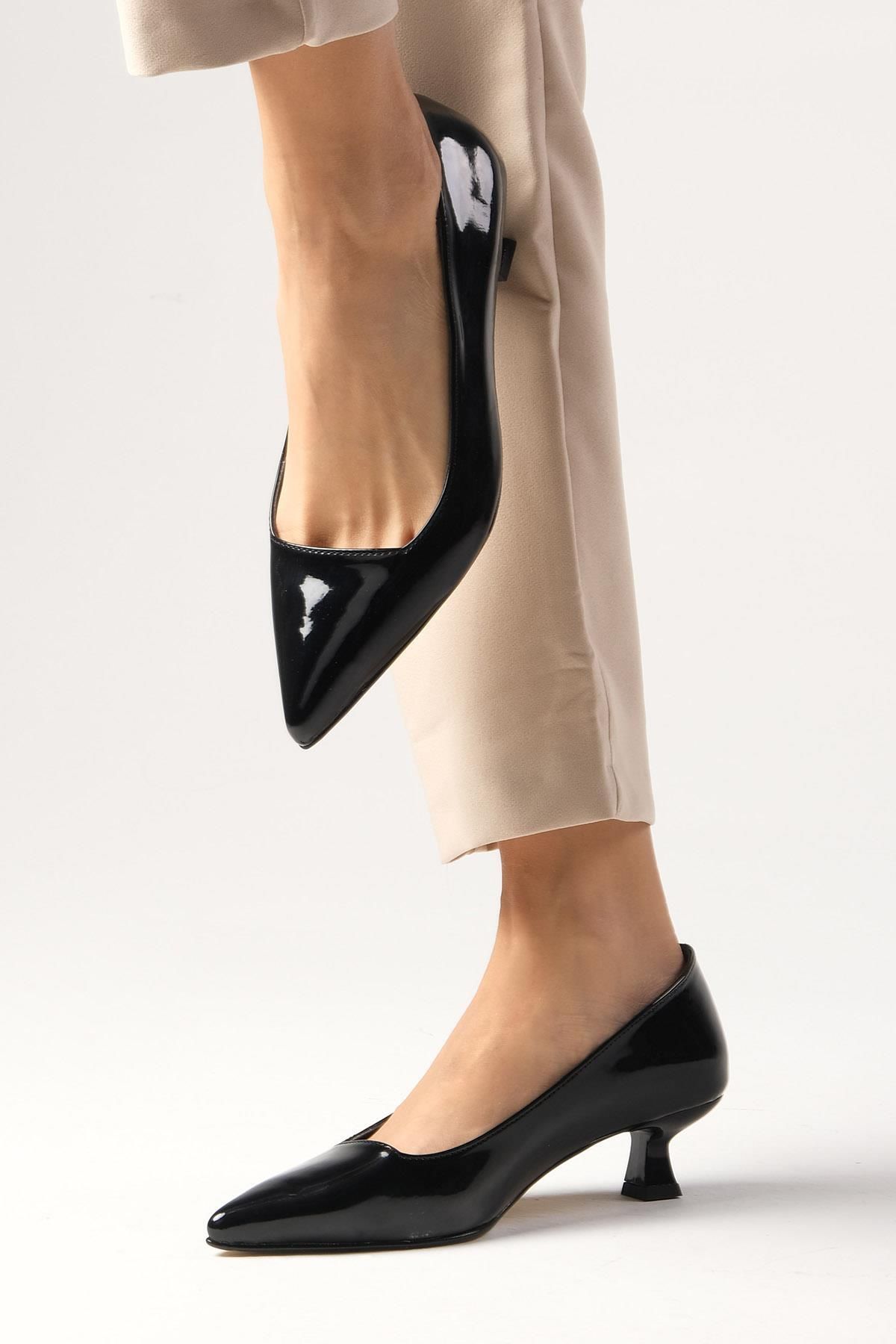Mio Gusto Carmen Siyah Renk Rugan Kısa Topuklu Ayakkabı