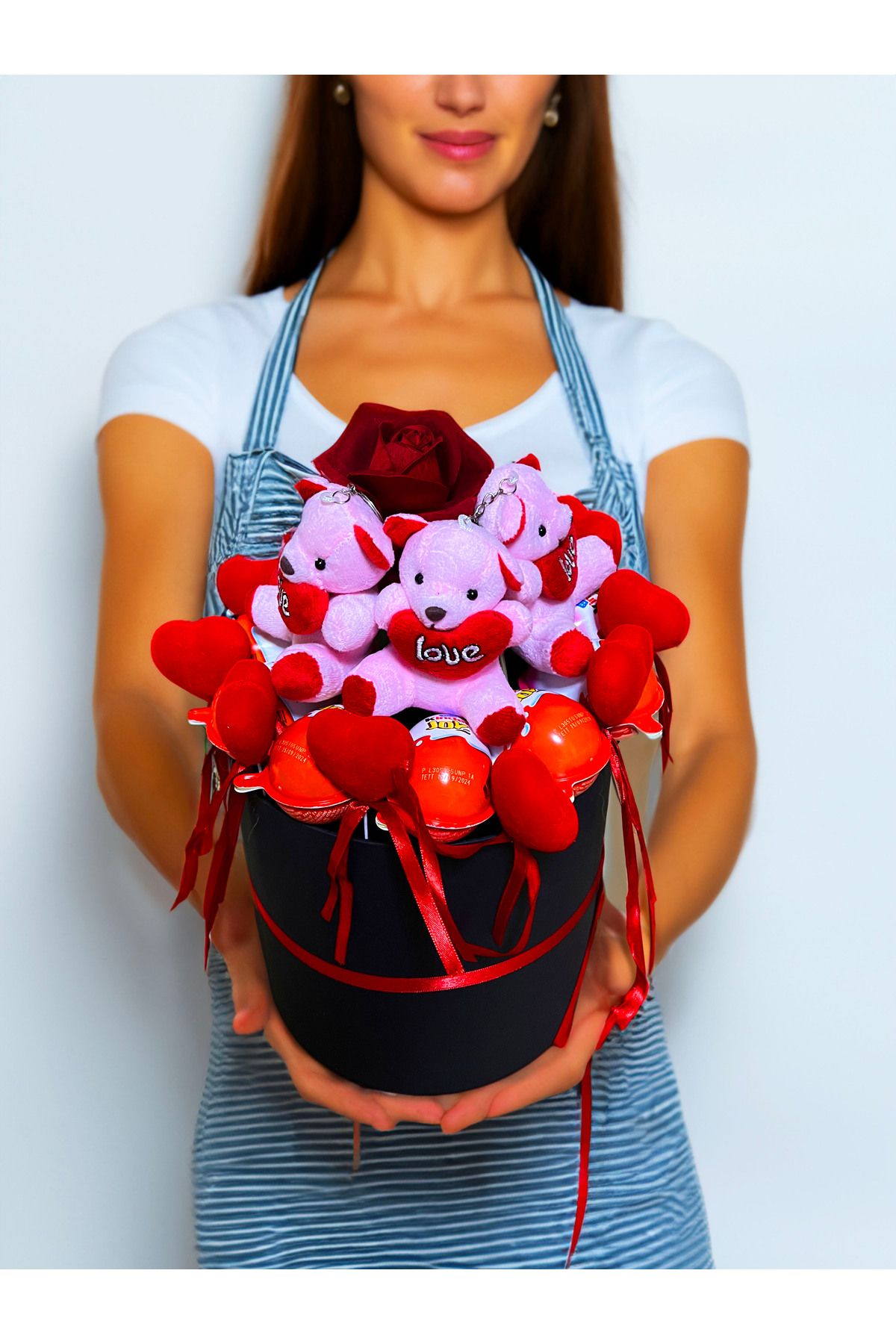 lenostra Sevgiliye Hediye Özel Aranjman 10 Kinder Joy 5 Minik Ayıcık ve Kırmızı Gül