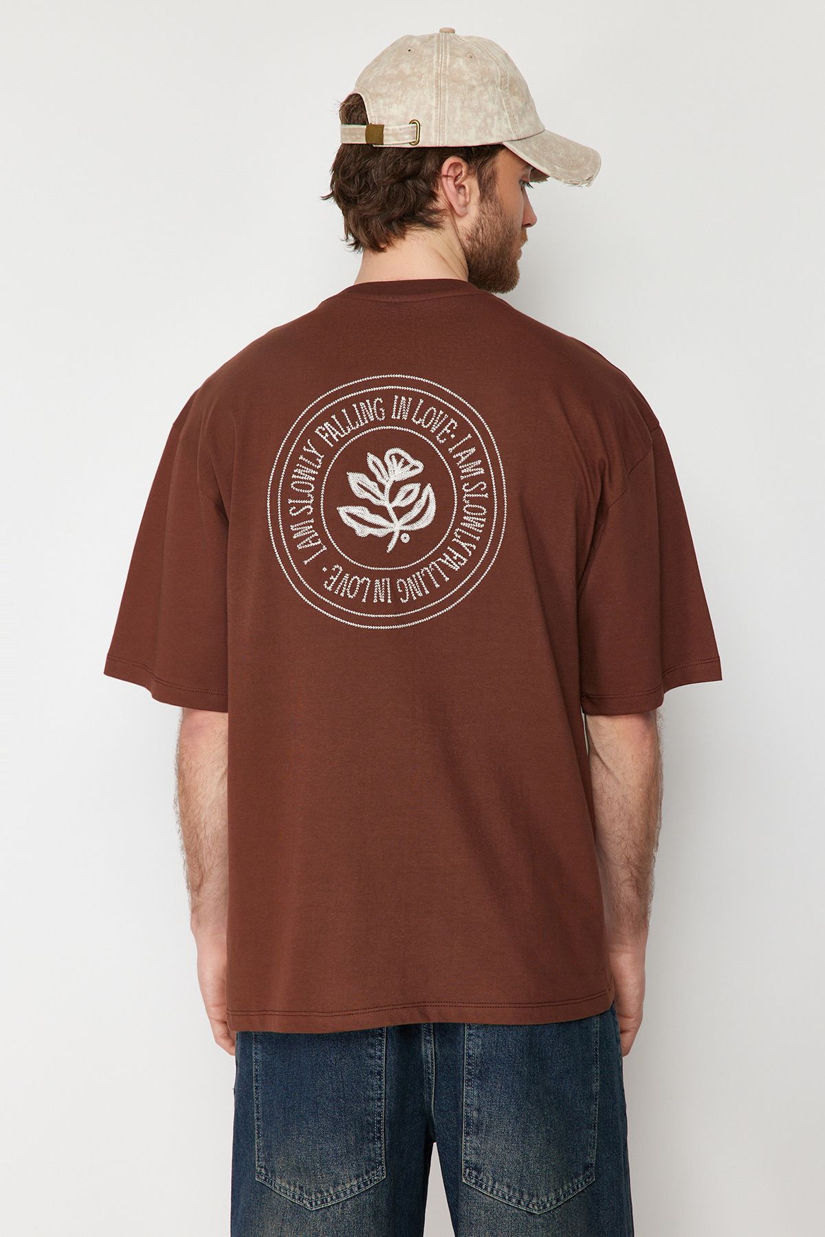 TRENDYOL MAN Koyu Kahverengi  Oversize Nakış İşlemeli %100 Pamuklu T-Shirt TMNSS24TS00034
