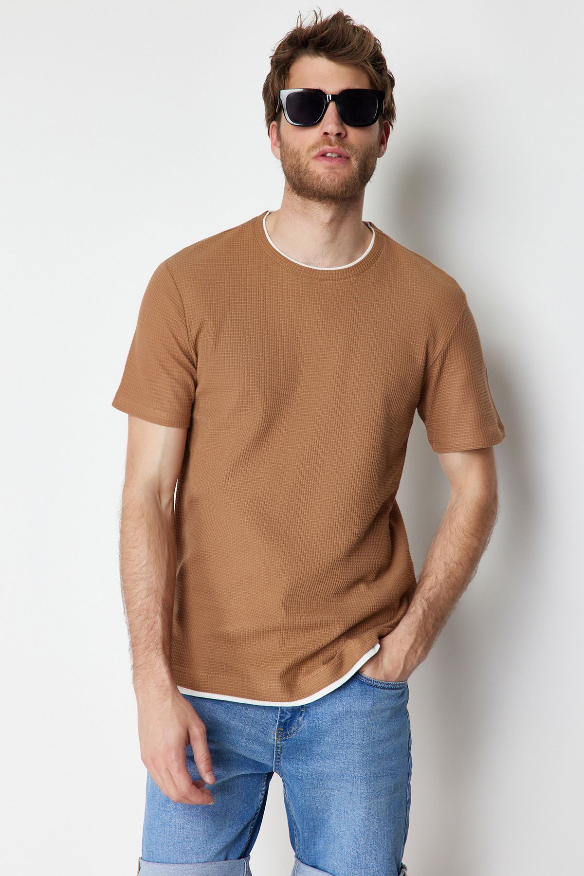 TRENDYOL MAN Kahverengi  Regular/Normal Kesim %100 Pamuklu Dokulu Basic T-Shirt TMNSS24TS00132