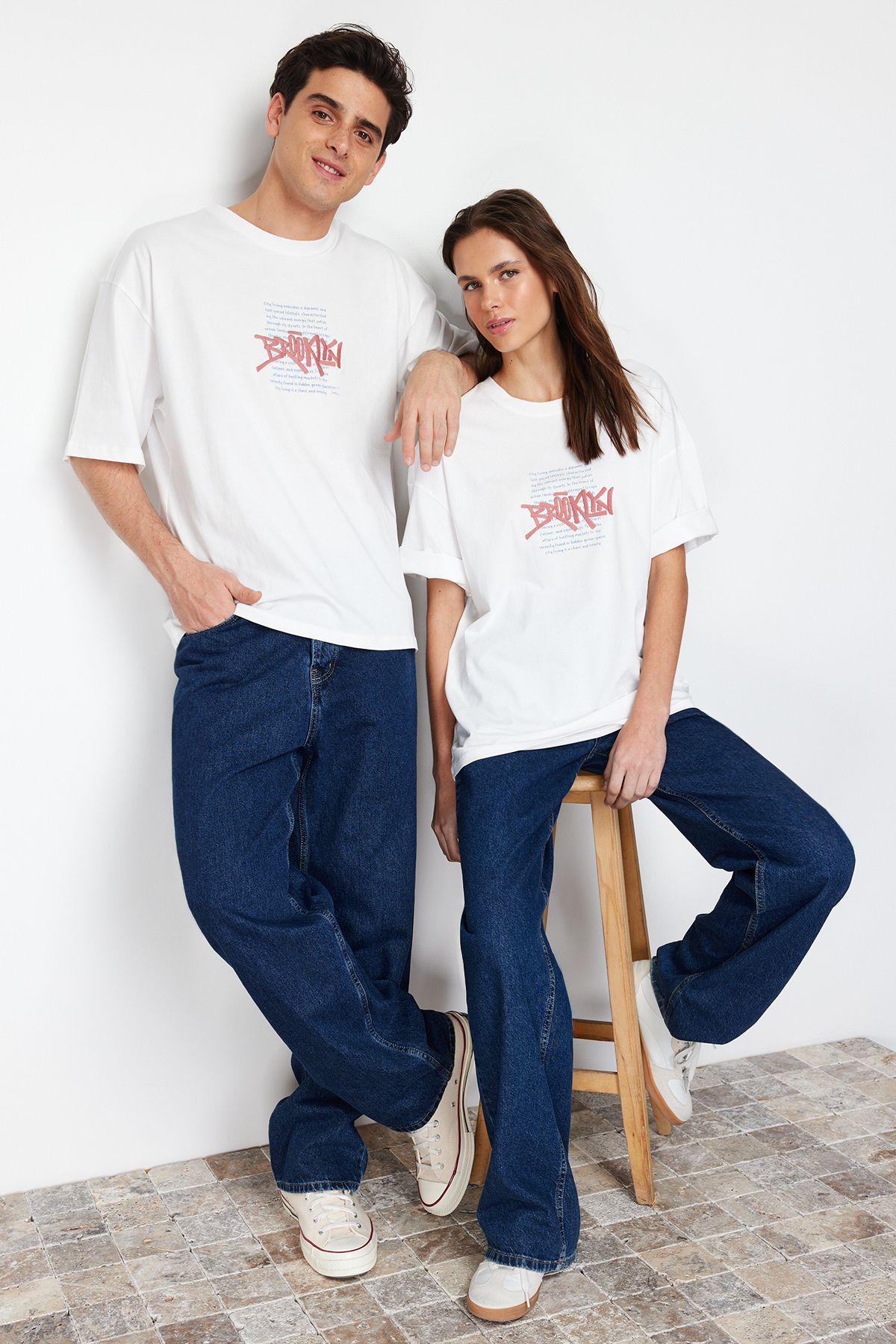 TRENDYOL MAN Ekru  Oversize Baskılı Nakışlı %100 Pamuklu T-Shirt TMNSS24TS00109