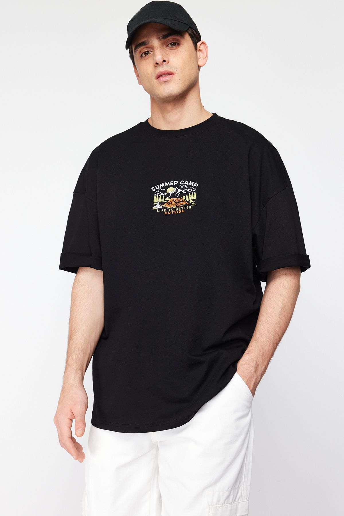TRENDYOL MAN Siyah  Oversize/Geniş Kesim Kısa Kol Manzara Nakışlı %100 Pamuklu T-Shirt TMNSS23TS00243