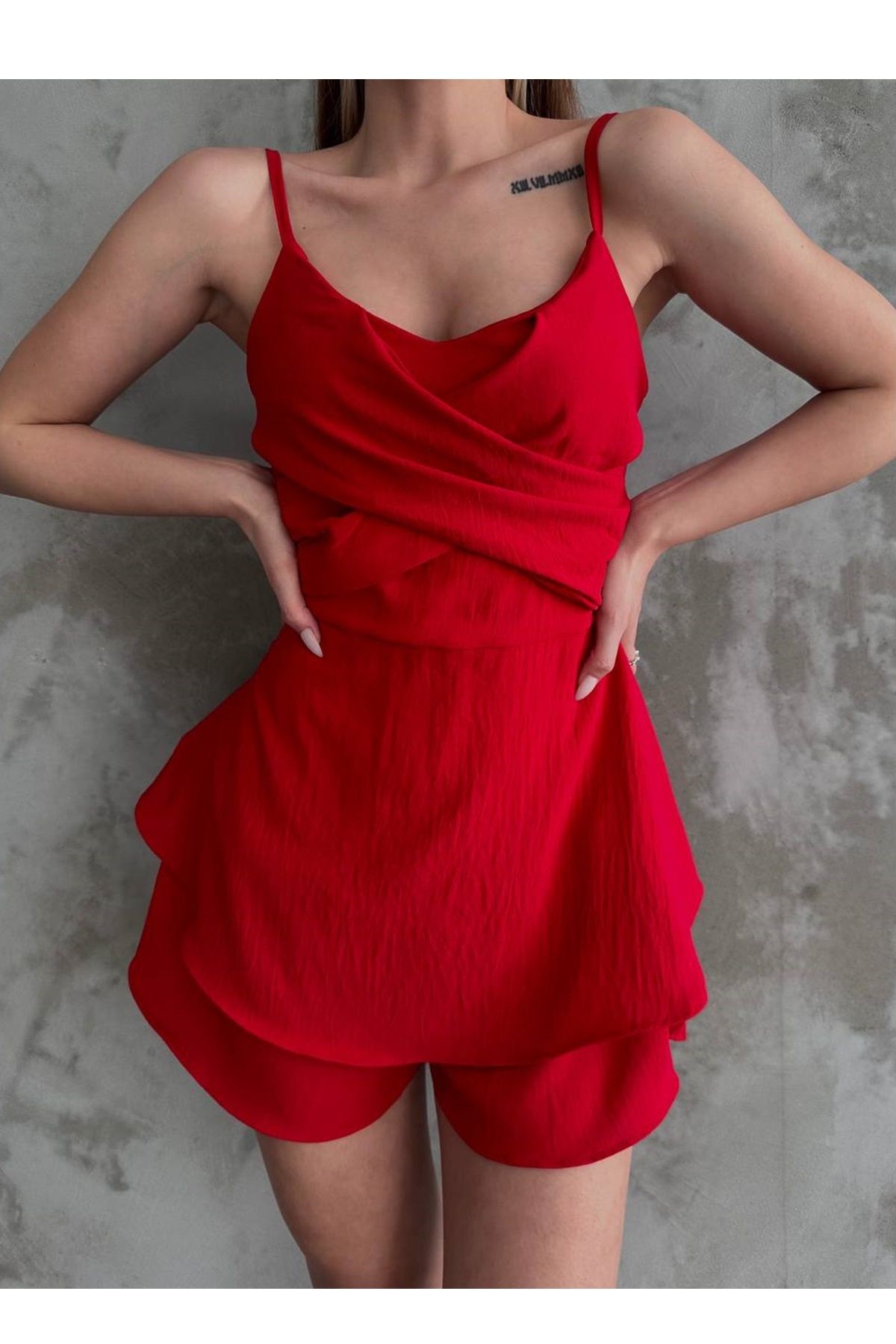 lovebox Kadın Aerobin Kumaş Yakası Çapraz Detay Eteği Volanlı Askılı Kırmızı Tulum 7034
