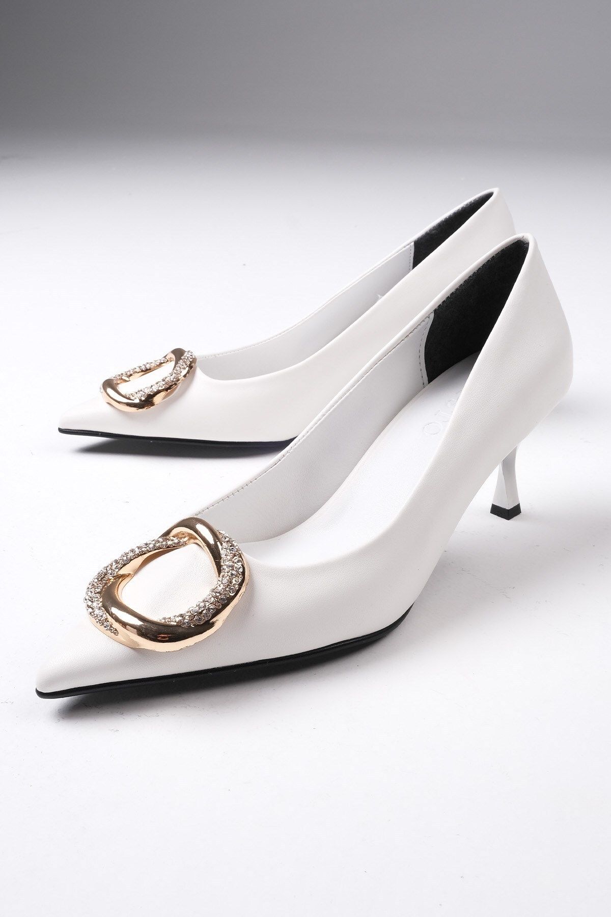 Mio Gusto Caterina Beyaz Renk Taşlı Metal Tokalı Kadın Stiletto Topuklu Ayakkabı