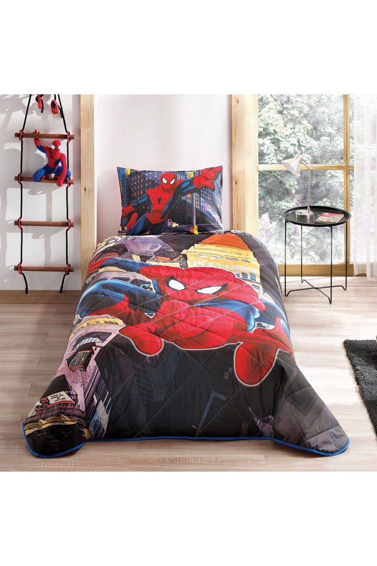 Taç Spiderman In City Pamuk Lisanslı Yatak Örtüsü