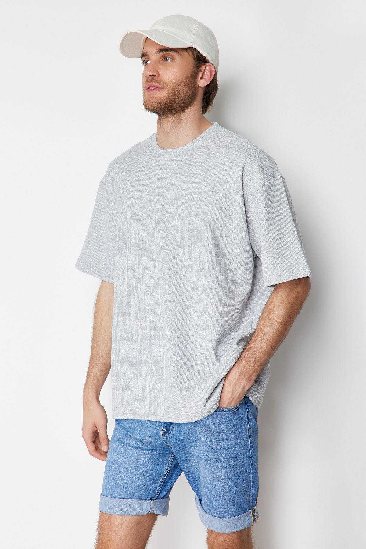 TRENDYOL MAN Basic Gri  Oversize/Geniş Kesim Kısa Kol Dokulu Tok Kumaşlı T-Shirt TMNSS22TS00049