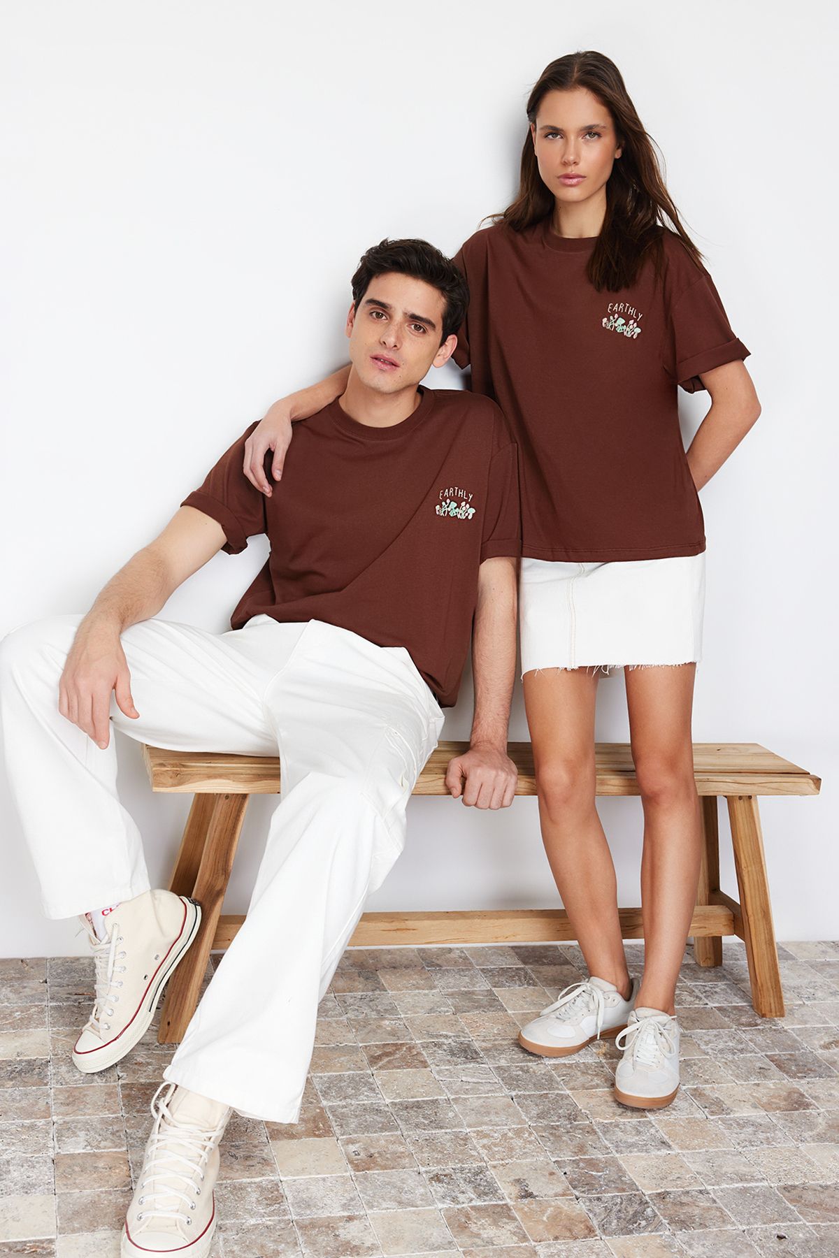 TRENDYOL MAN Kahverengi  Oversize Mantar Nakışlı %100 Pamuklu T-Shirt TMNSS24TS00067