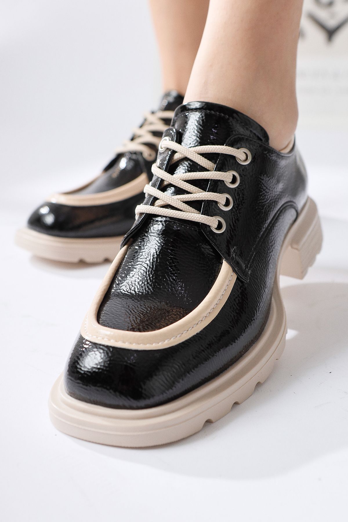 Limoya Niven Siyah Kırışık Rugan Bej Detaylı Makosen Ayakkabı