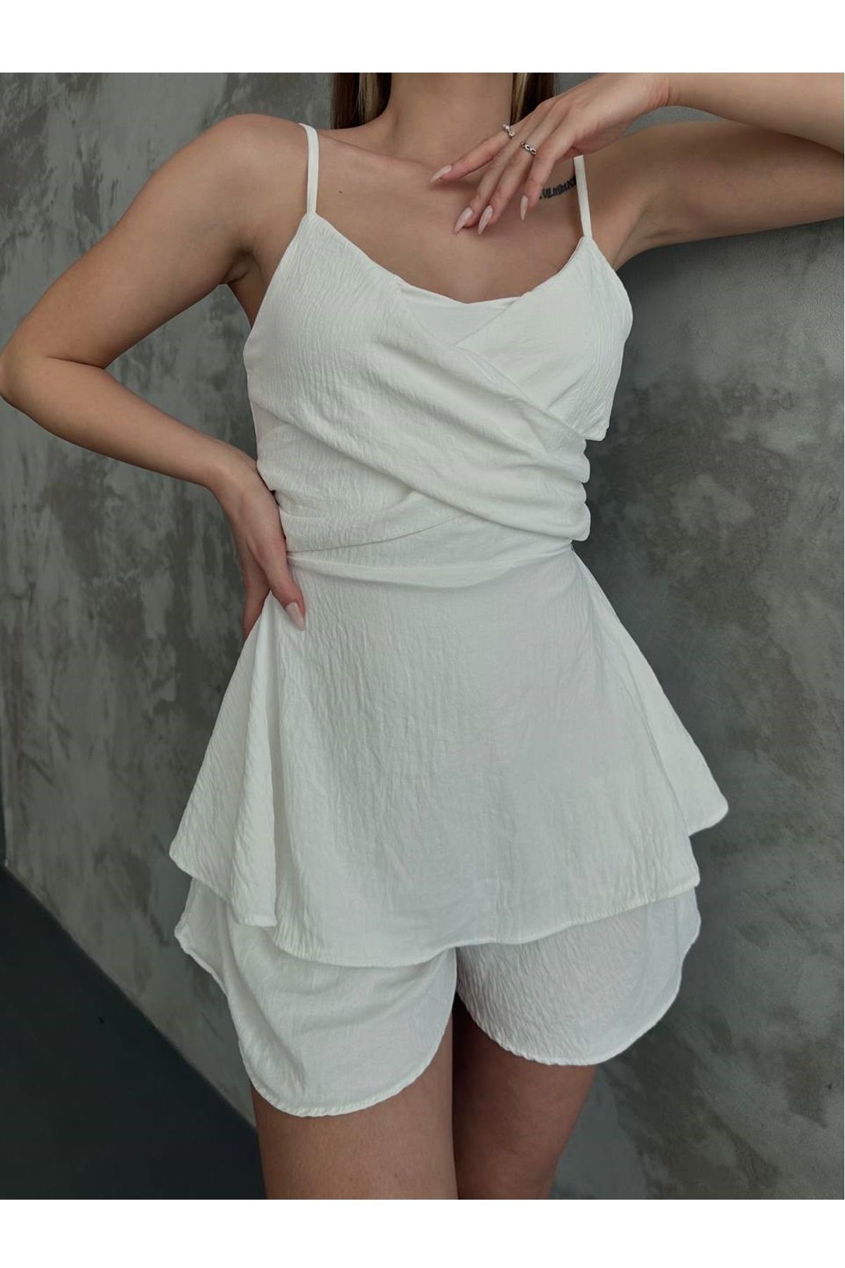 lovebox Kadın Aerobin Kumaş Yakası Çapraz Detay Eteği Volanlı Askılı Beyaz Tulum 7034