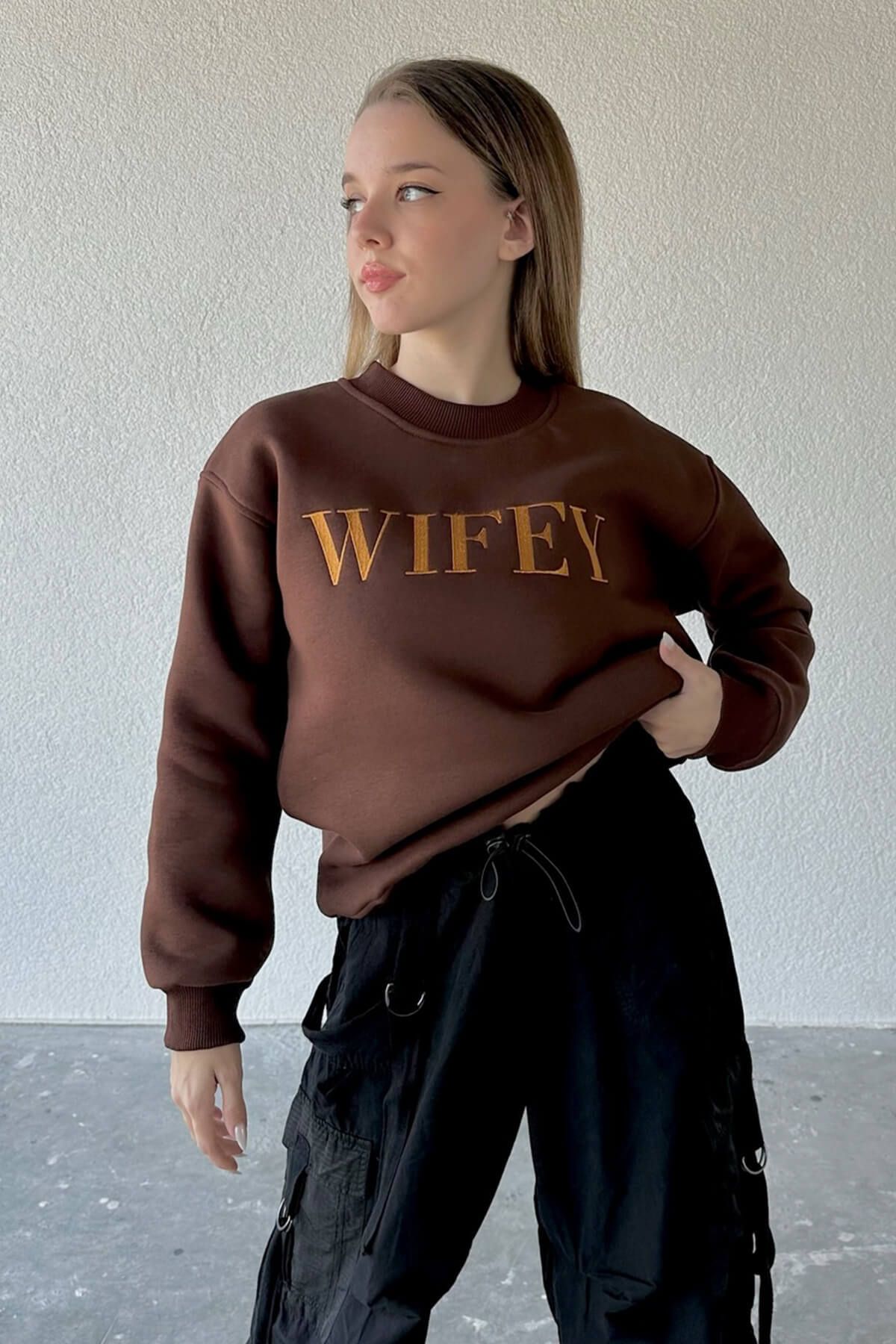 Cappmoda SWT-14240 Kahverengi Wifey Yazı Nakışlı Şardonlu Sweatshirt