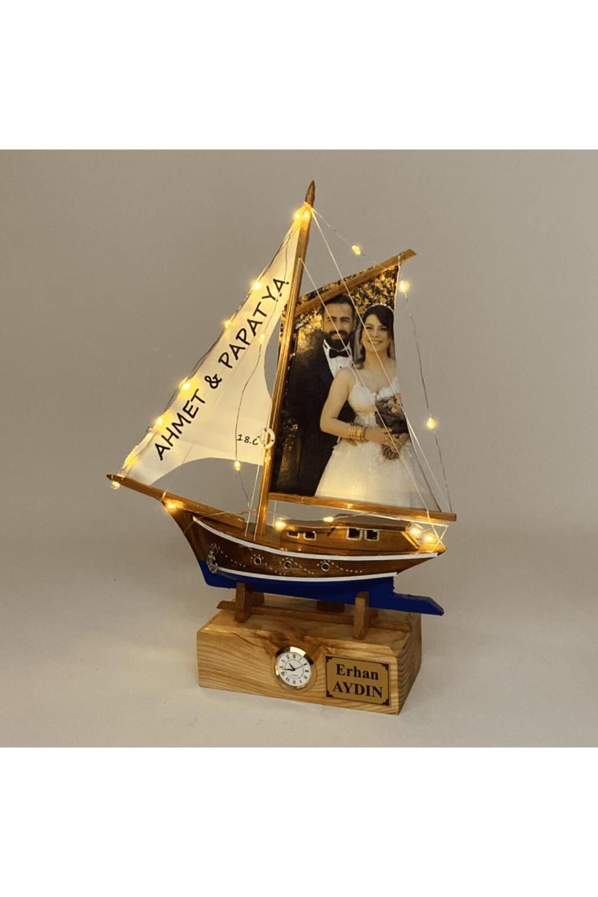 MEGA KANYON Kişiye Özel Saatli, Fotoğraflı ve İsimli Ahşap Gemi Maketi, El Yapımı Led Işıklı (30cm x 39cm)