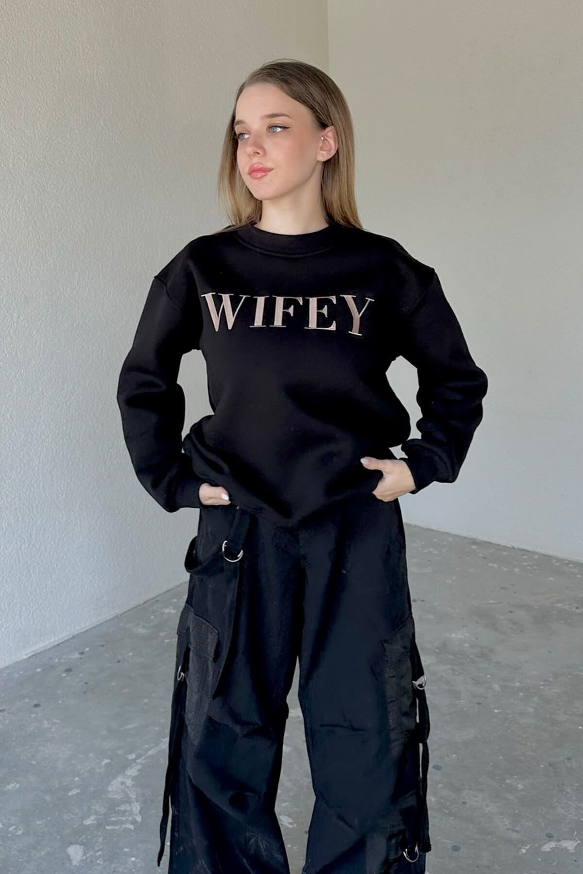 Cappmoda SWT-14240 Siyah Wifey Yazı Nakışlı Şardonlu Sweatshirt