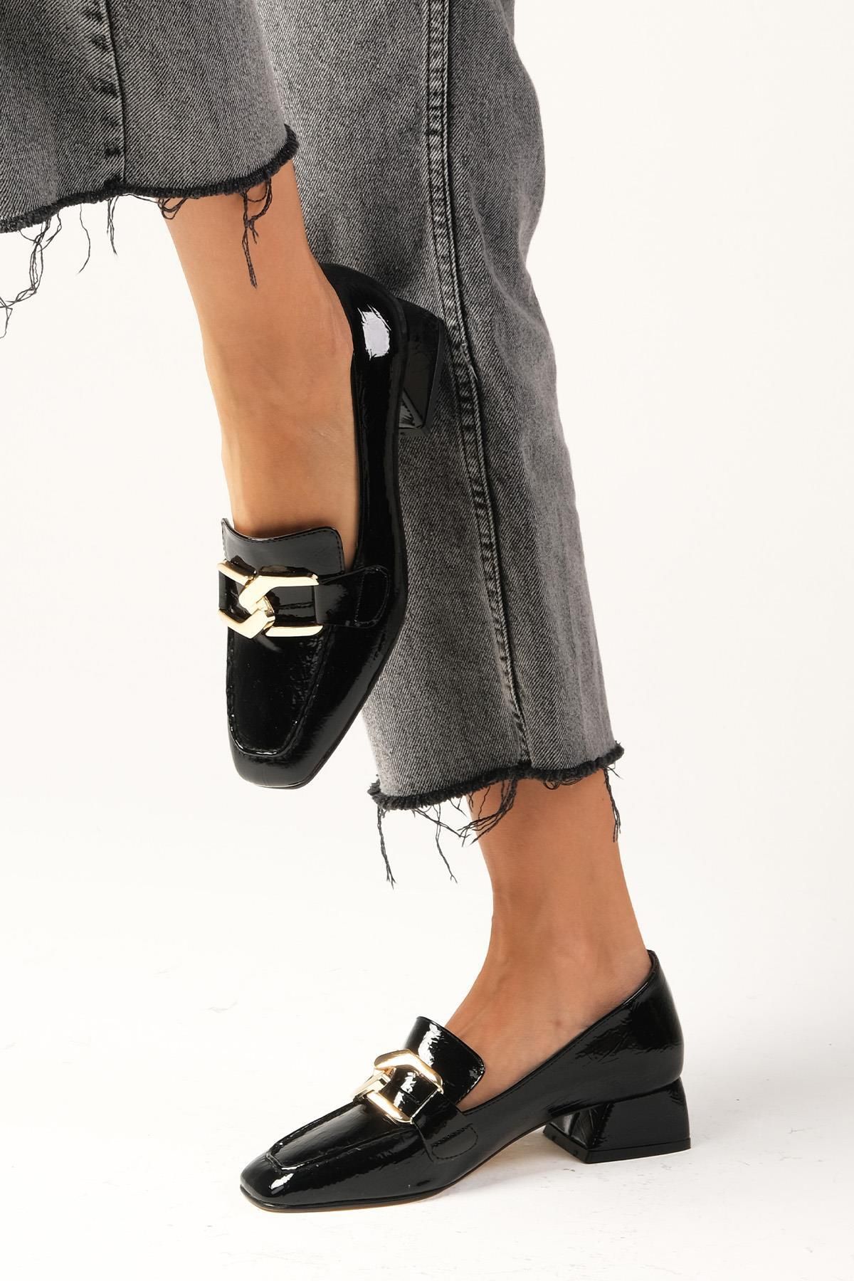 Mio Gusto Carolyn Siyah Renk Rugan Küt Burunlu Toka Aksesuarlı Kadın Kısa Topuklu Ayakkabı