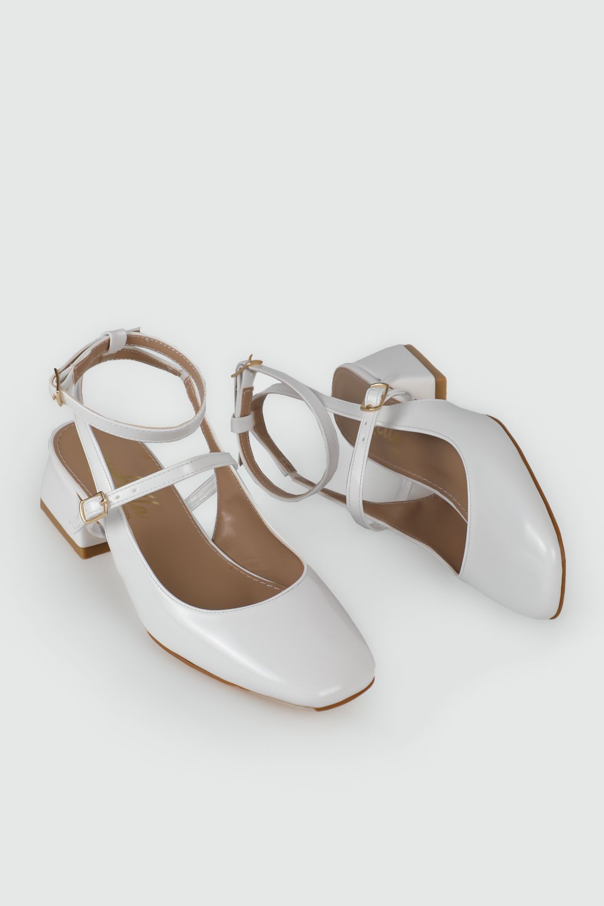 CARLA BELLA Kadın Mary Jane Arkası Açık Kare Burunlu Baretli Kısa Blok Beyaz Rugan Kadın Topuklu Ayakkabı