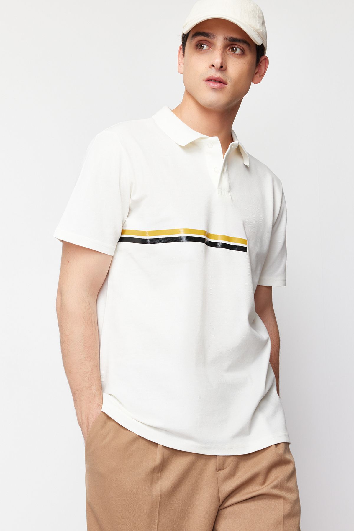 TRENDYOL MAN Beyaz  Regular/Normal Kesim Çizgi Baskılı %100 Pamuk Polo Yaka T-shirt TMNSS24PO00013