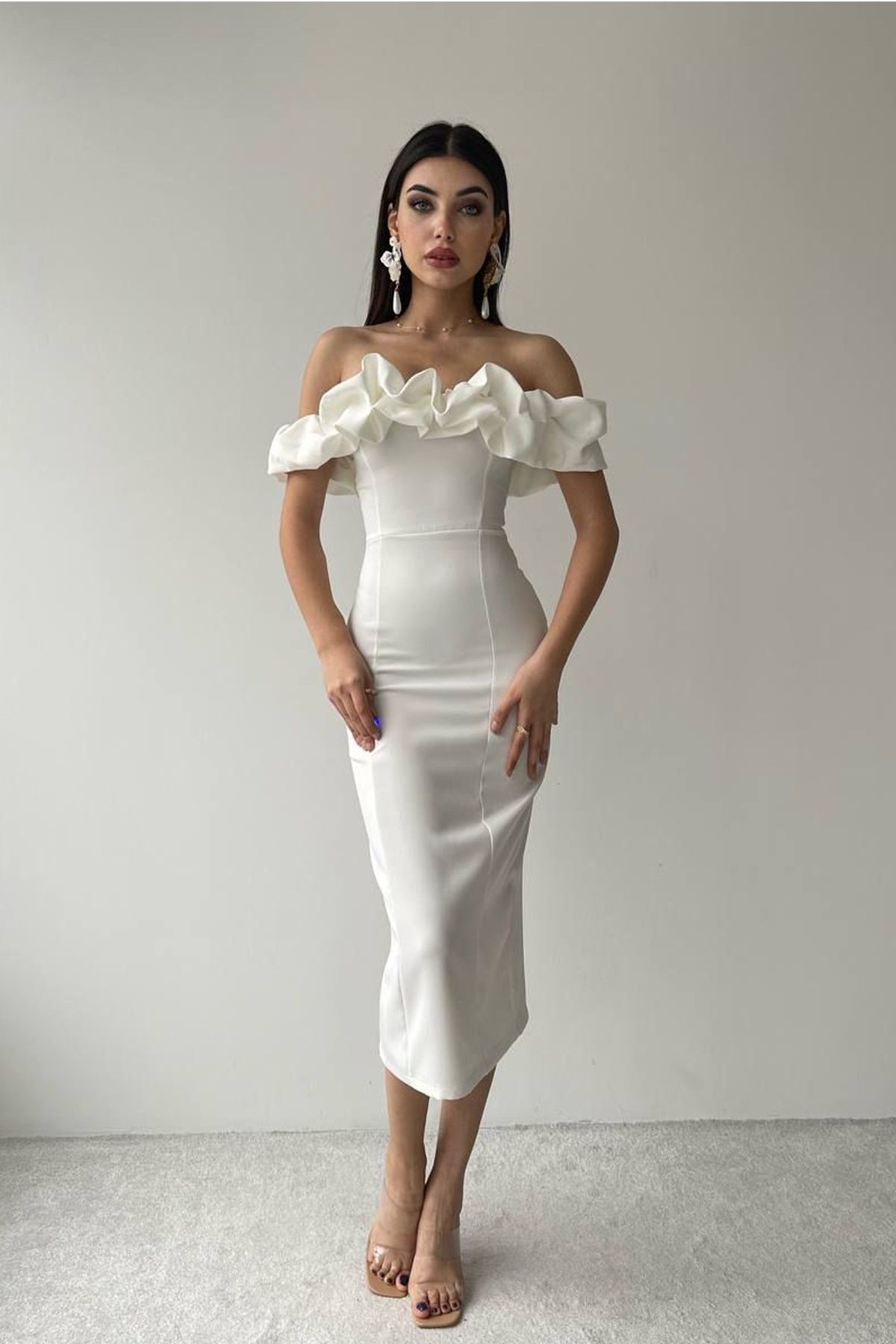 lovebox Kadın Straplez Yaka Düşük Omuz ve Yırtmaç Tasarımlı Midi Kalem Beyaz Abiye Elbise 219