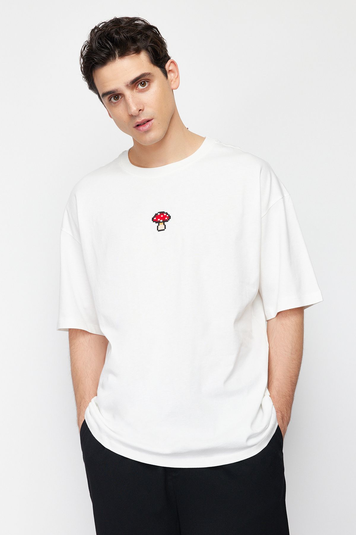 TRENDYOL MAN Ekru  Oversize Mantar Nakışlı %100 Pamuklu T-Shirt TMNSS24TS00070
