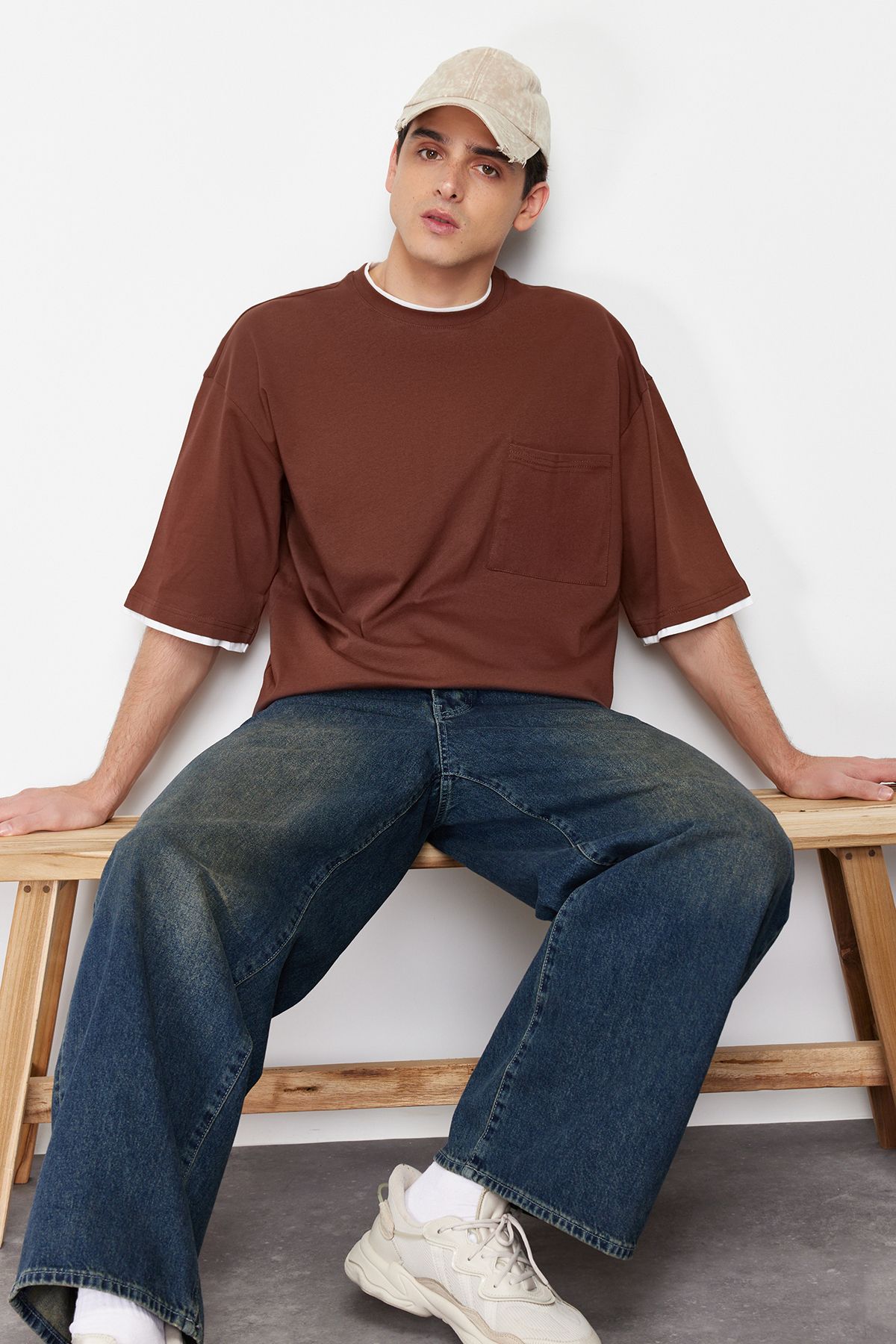 TRENDYOL MAN Kahverengi  Oversize Cepli Parça Detaylı %100 Pamuklu T-Shirt TMNSS24TS00077