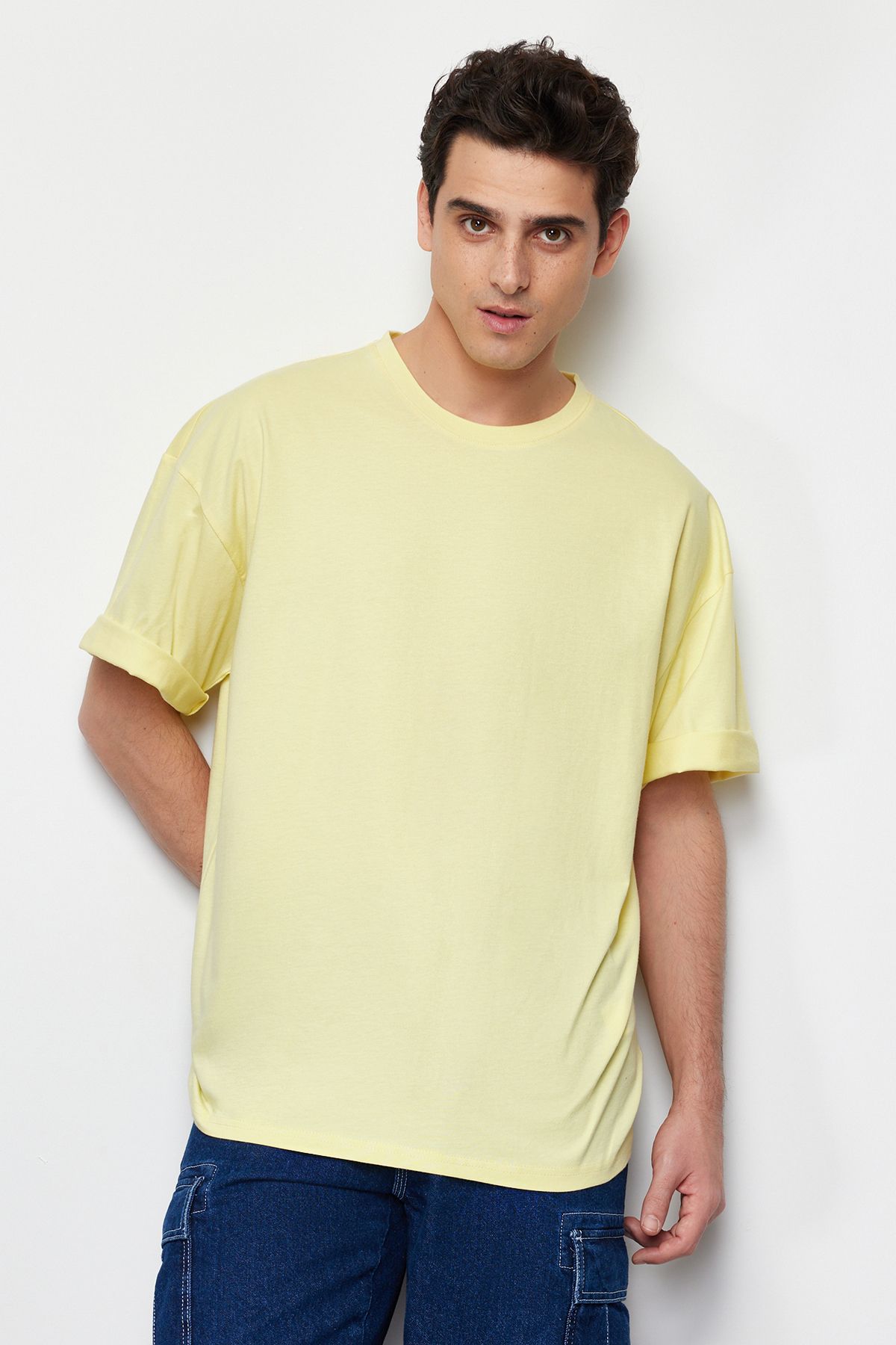 TRENDYOL MAN Sarı  Oversize/Geniş Kesim Basic %100 Pamuklu T-Shirt TMNSS22TS0318