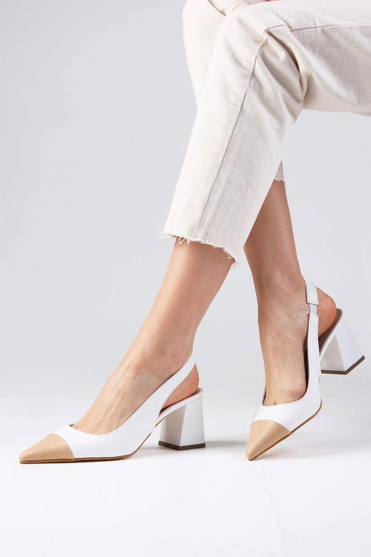 Mio Gusto Natalie Beyaz Renk Sivri Burunlu Arkası Açık Kalın Topuklu Ayakkabı