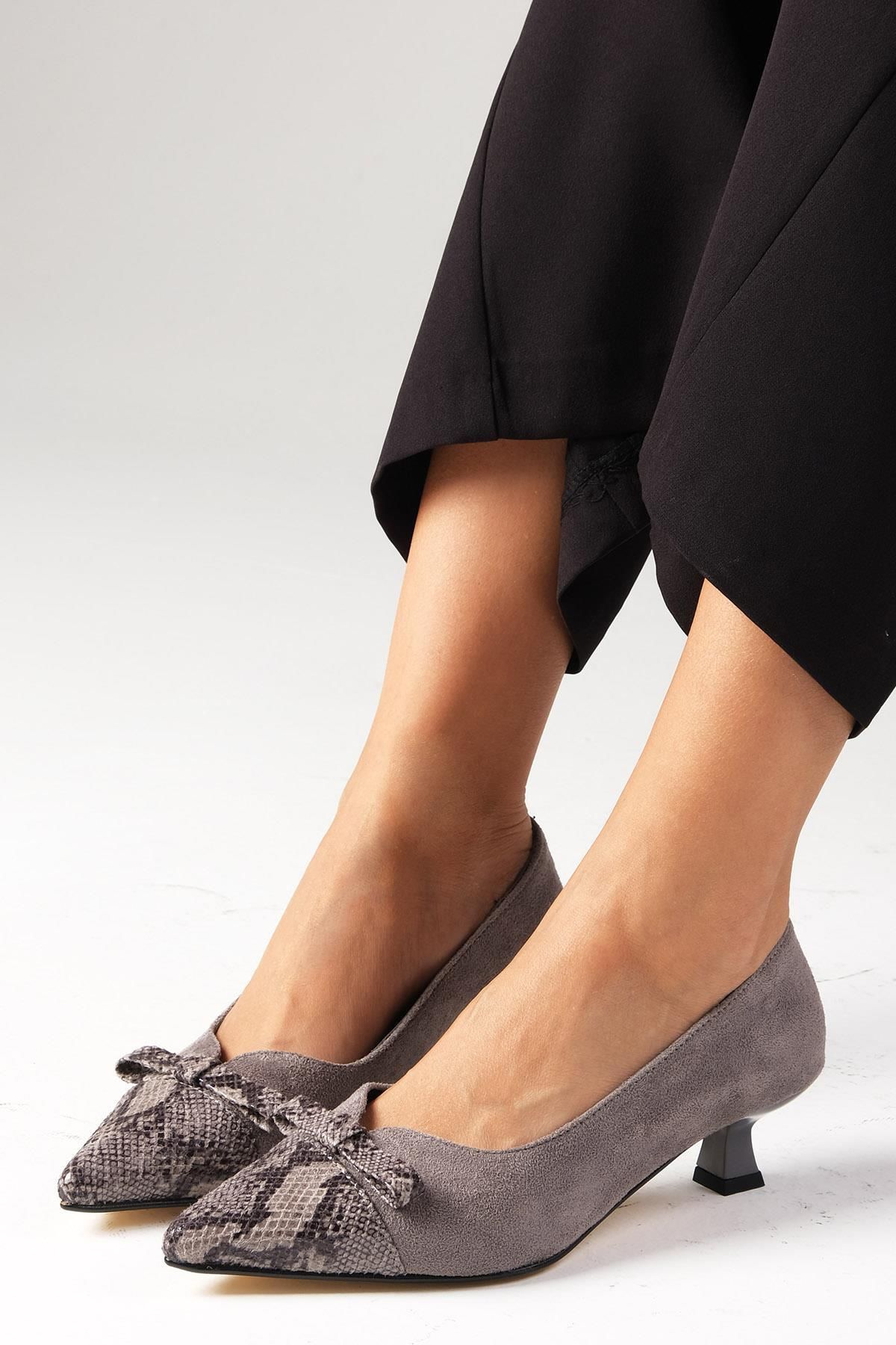 Mio Gusto Pia Gri Renk Yılan Derisi Ve Süet Kombinasyonlu Kadın Kısa Topuklu Ayakkabı