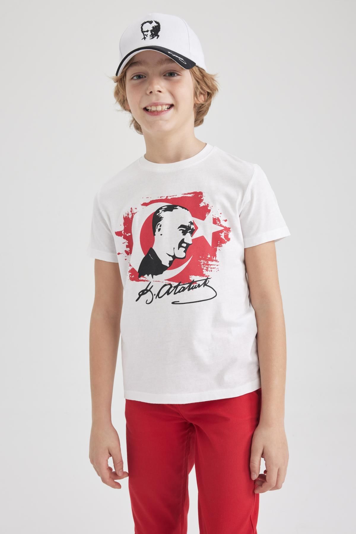 Defacto Erkek Çocuk Atatürk Baskılı Kısa Kollu Beyaz Tişört Z5403a623sm