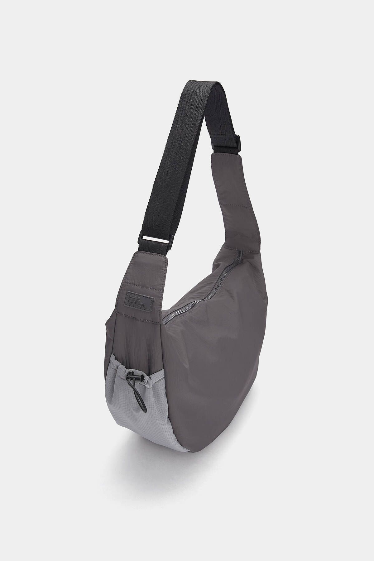 Pull & Bear Kontrast tasarımlı ve çapraz askılı naylon çanta