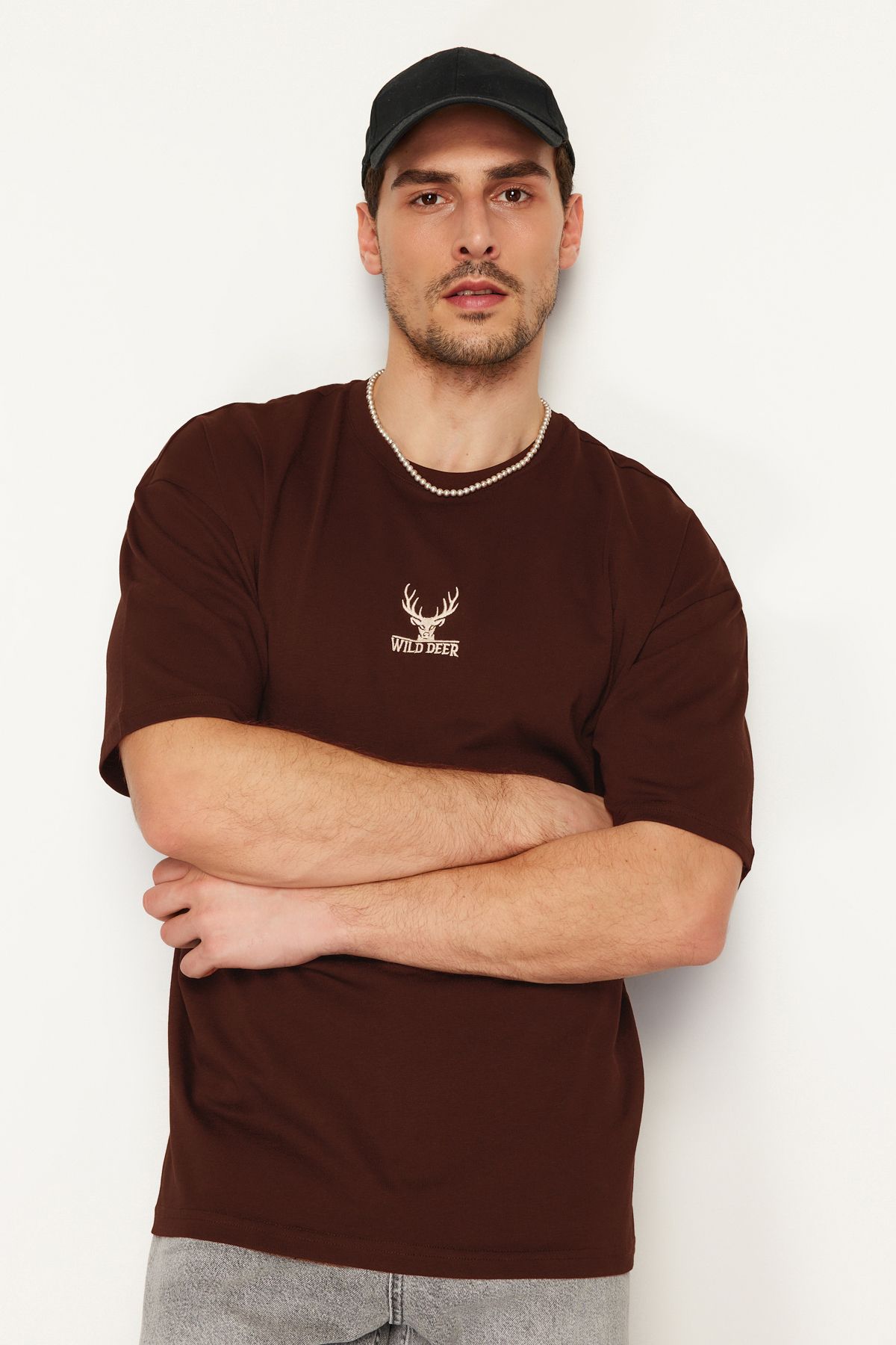 TRENDYOL MAN Koyu Kahverengi  Oversize Geyik Nakışlı %100 Pamuklu T-Shirt TMNSS24TS00055
