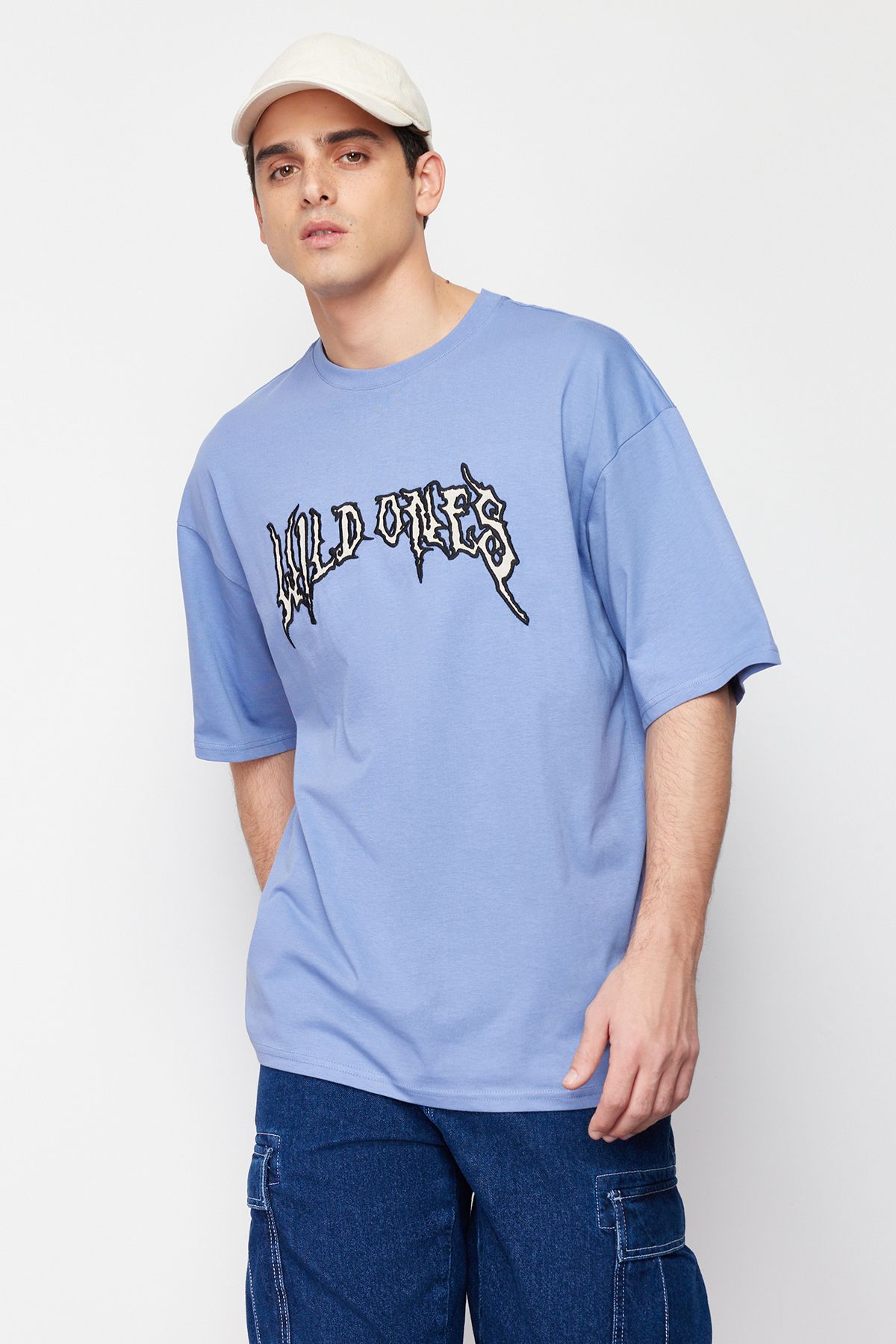 TRENDYOL MAN Mavi  Oversize Özel Nakışlı %100 Pamuklu T-Shirt TMNSS24TS00101