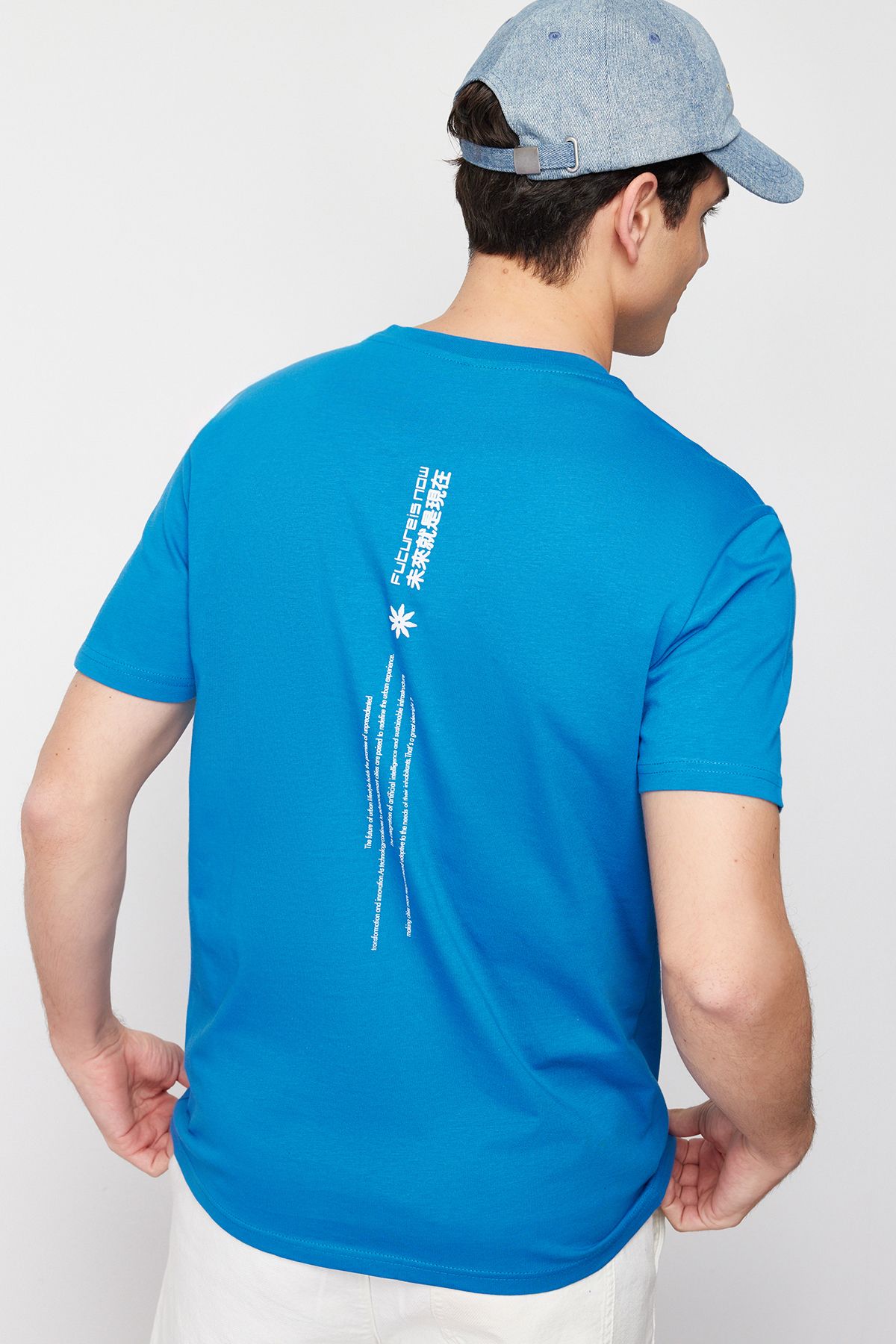 TRENDYOL MAN Mavi  Regular/Normal Kesim Yazı Baskılı Nakışlı %100 Pamuklu Kısa Kol T-Shirt TMNSS24TS00133