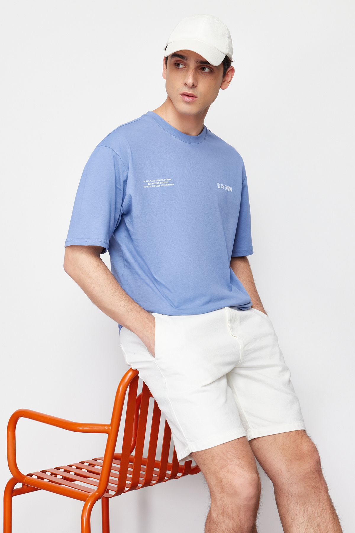 TRENDYOL MAN Mavi  Relaxed/Rahat Kesim Yazı Baskılı %100 Pamuklu T-Shirt TMNSS24TS00071