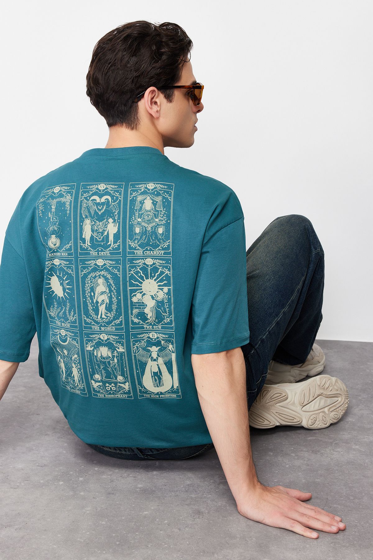 TRENDYOL MAN Zümrüt Yeşili  Oversize/Geniş Kesim %100 Pamuklu Tarot Baskılı T-Shirt TMNSS24TS00002