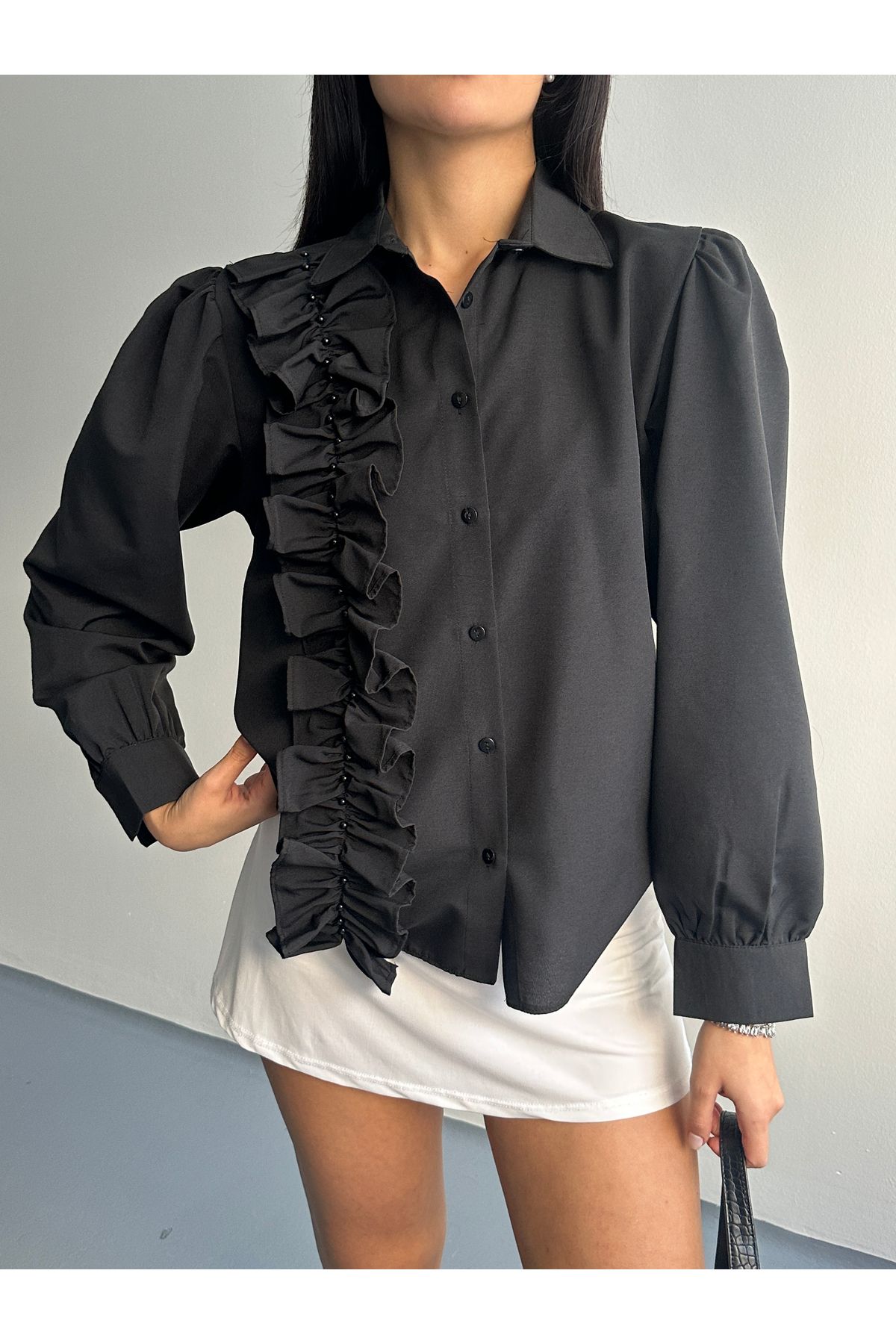 DuSiMoDa Kadın Siyah Gömlek Fırfırlı İnci İşlemeli Omuzları Pile Detaylı