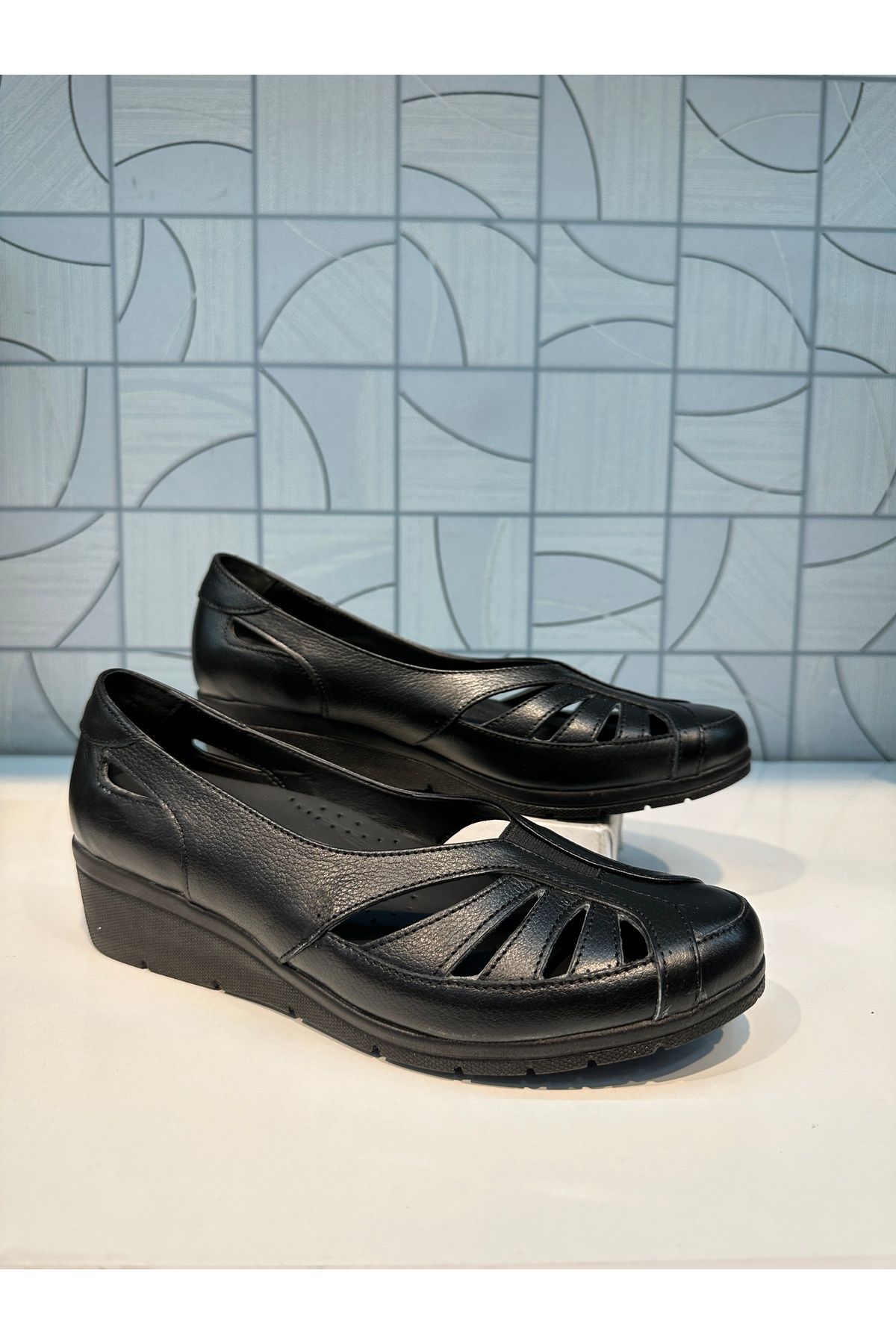 Anıl Ayakkabı Castle 7022 Kadın Siyah Lastik Detay Alçak Dolgu Kapalı Sandalet Hakiki Deri Günlük Ayakkabı