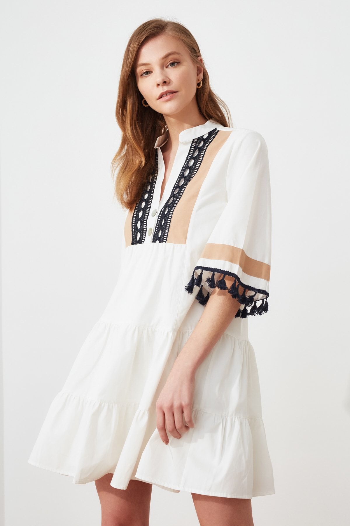 TRENDYOLMİLLA Beyaz İşlemeli Shift/Düz Kesim Astarlı Mini Dokuma Elbise TWOSS20EL1691