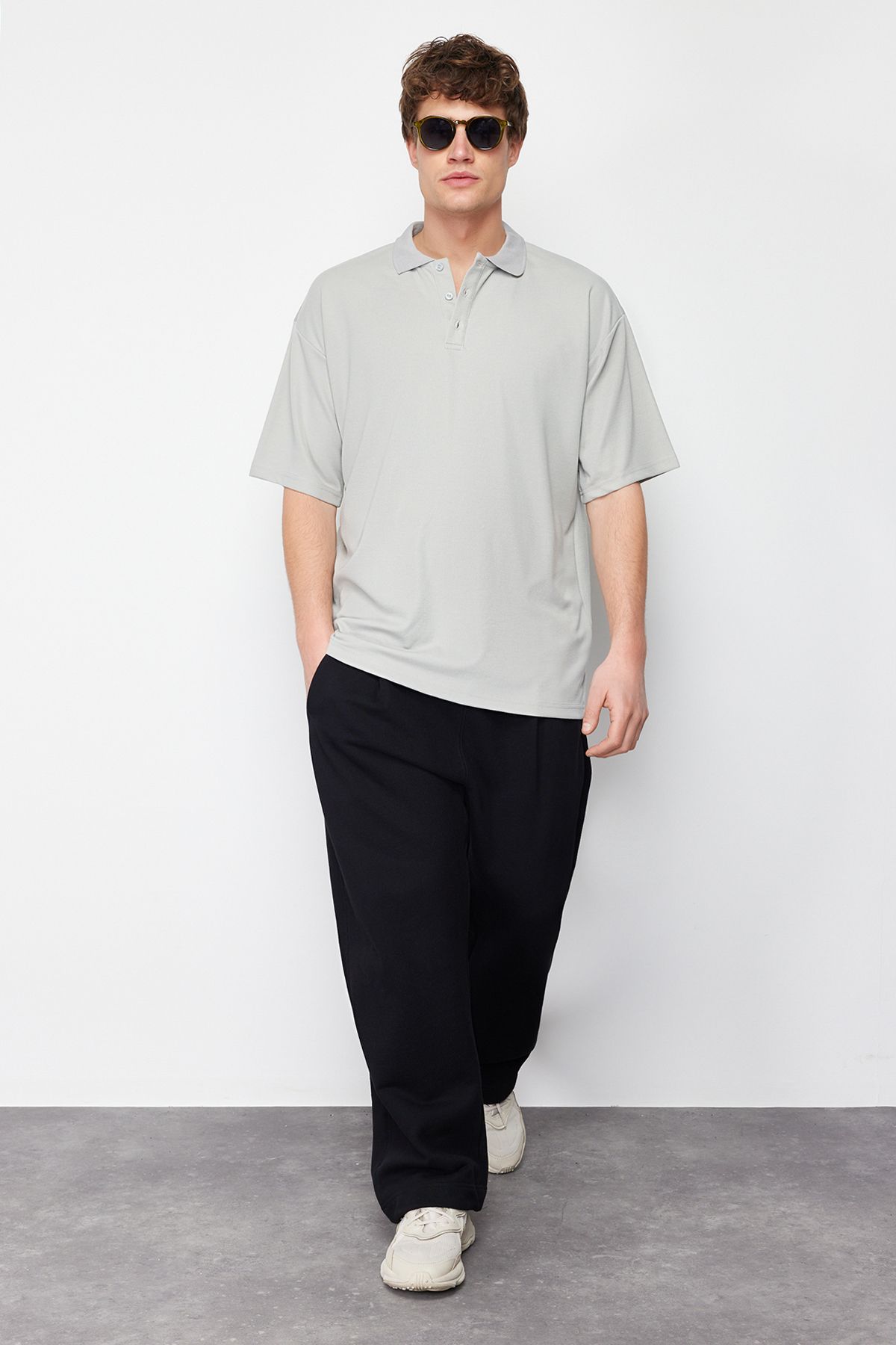 TRENDYOL MAN Limited Edition Basic Taş  Oversize/Geniş Kesim Tok Kumaş Polo Yaka T-Shirt TMNSS24PO00012
