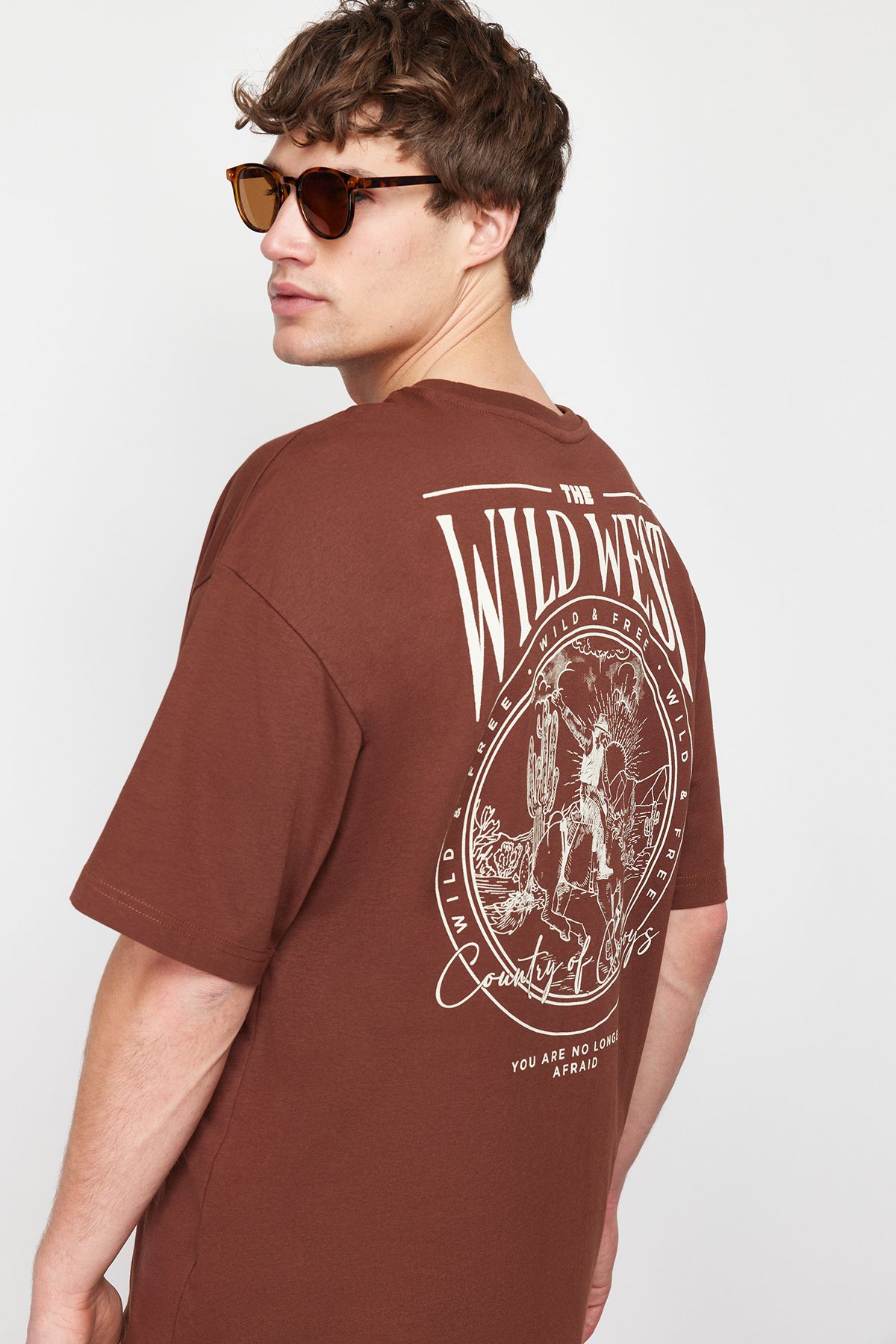 TRENDYOL MAN Kahverengi  Oversize/Geniş Kesim %100 Pamuklu Sırt Baskılı T-Shirt TMNSS24TS00003