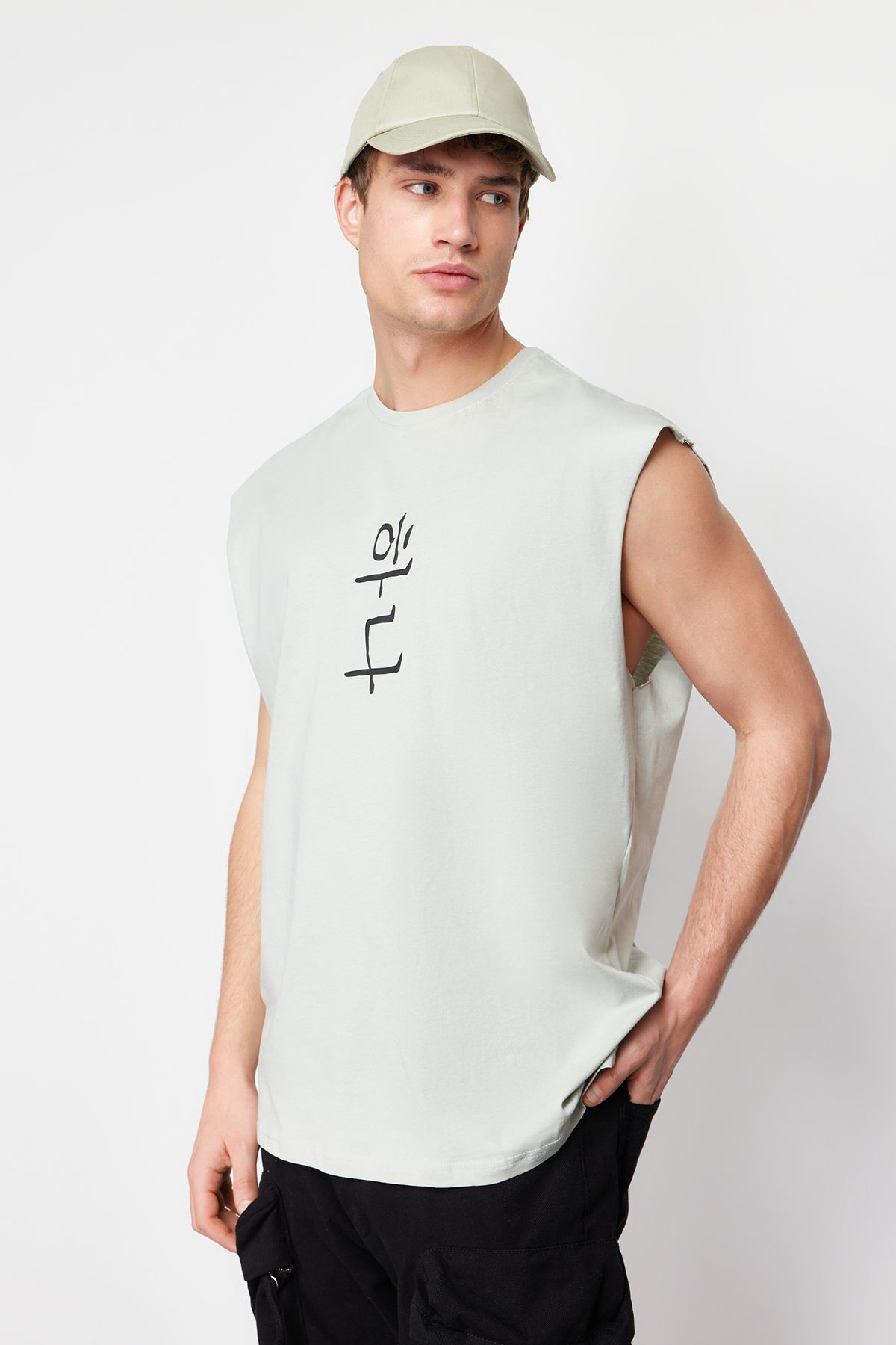 TRENDYOL MAN Gri  Oversize/Geniş Kesim Uzak Doğu Yazı Baskılı %100 Pamuk Kolsuz T-Shirt/Atlet TMNSS22AL0108