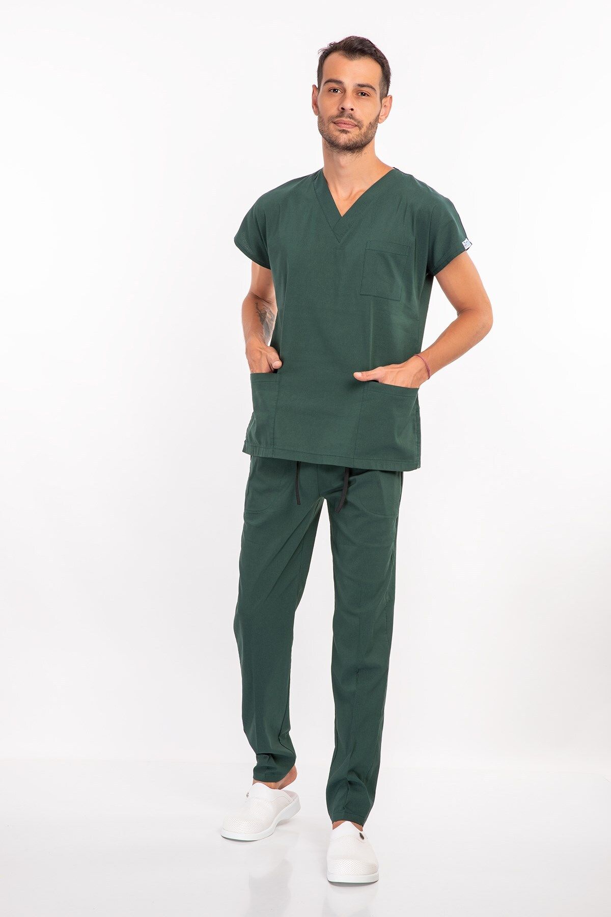 Nur Medikal Giyim Ördekbaşı Yeşili Pamuk Likralı Erkek Scrubs Cerrahi Üniforma Doktor Hemşire Takımı